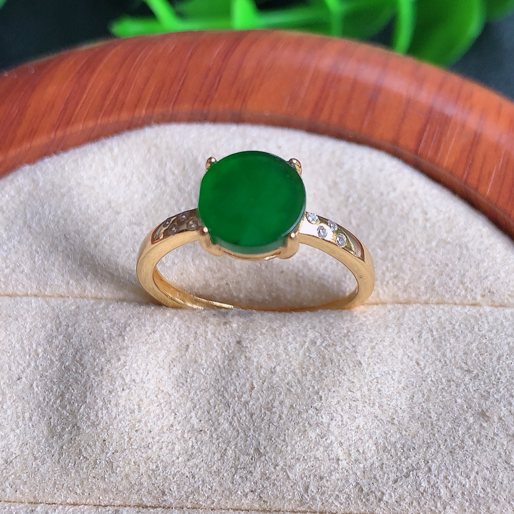 冰满绿翡翠戒指 925银镶嵌  玉质细腻  冰清玉润  飘花灵动  颜色漂亮  W481.8  内径尺寸：17.5-8-4.8mm  裸石尺寸：8mm