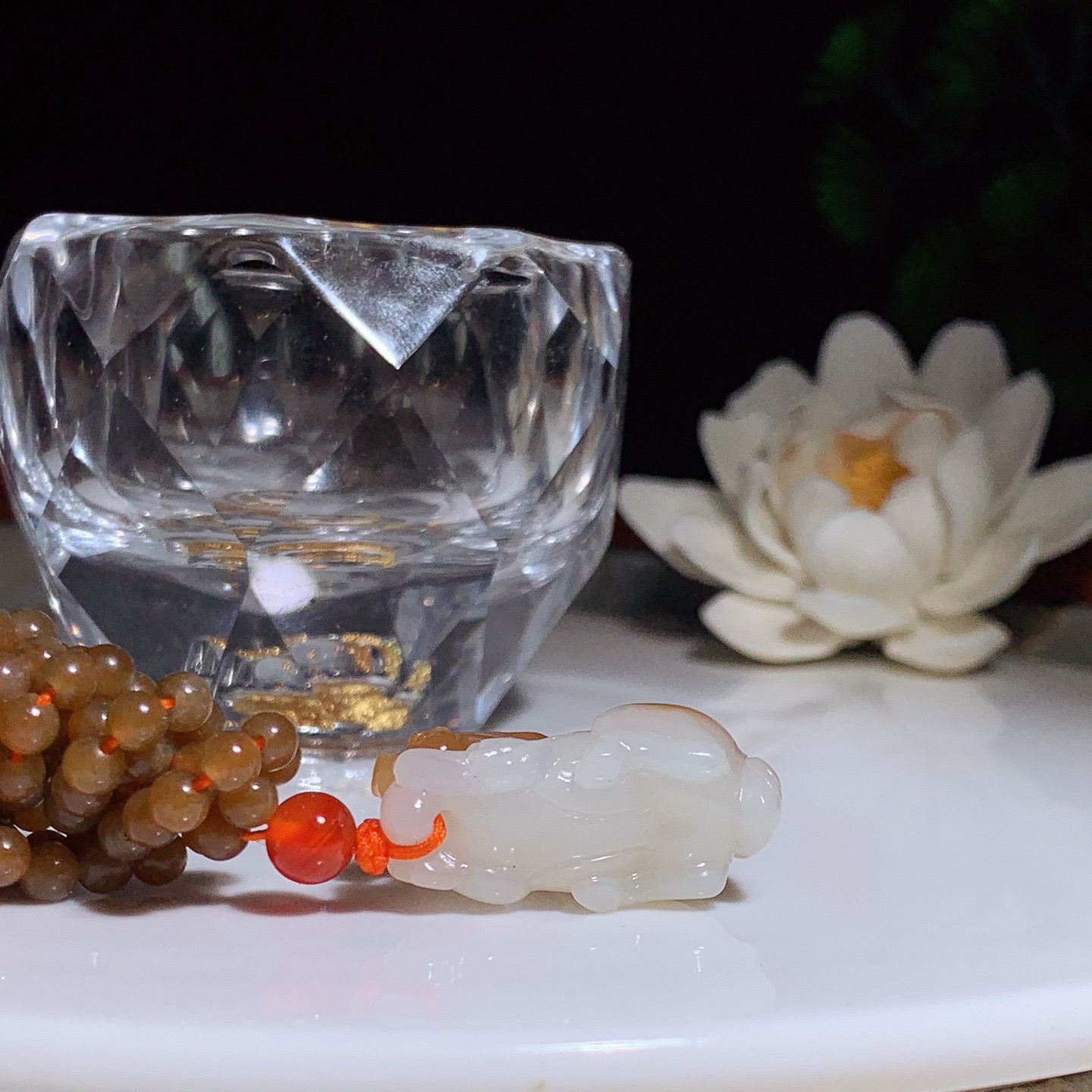 新疆和田玉且末糖马上封侯挂件。尺寸28/13/17重22.5克 玉质细腻油润 底色纯净 脂粉好，品质好。lt260407