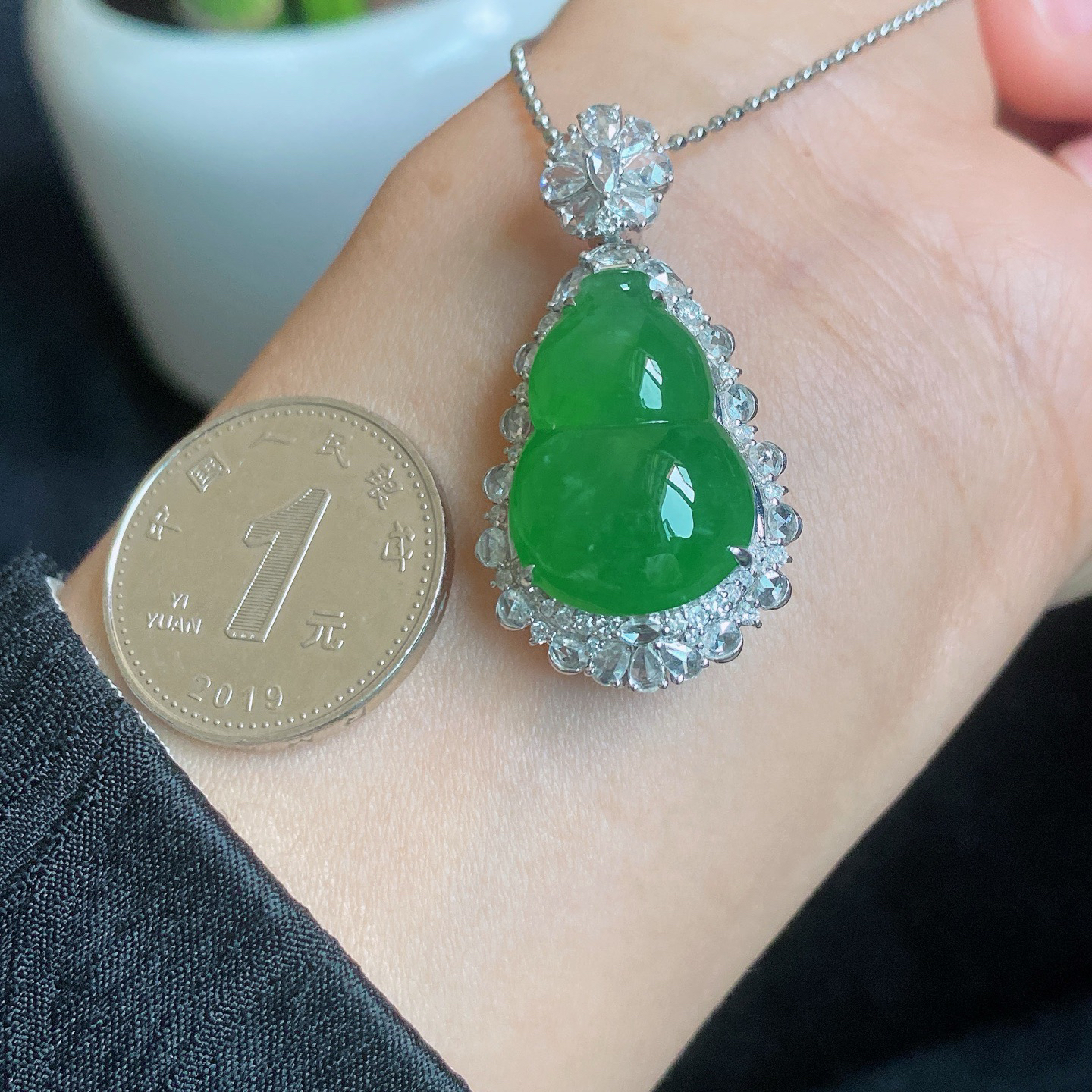 冰阳绿葫芦吊坠 
种好肉细，精致简约
饱满厚装，18k金镶嵌
尺寸如图一  实物更美～