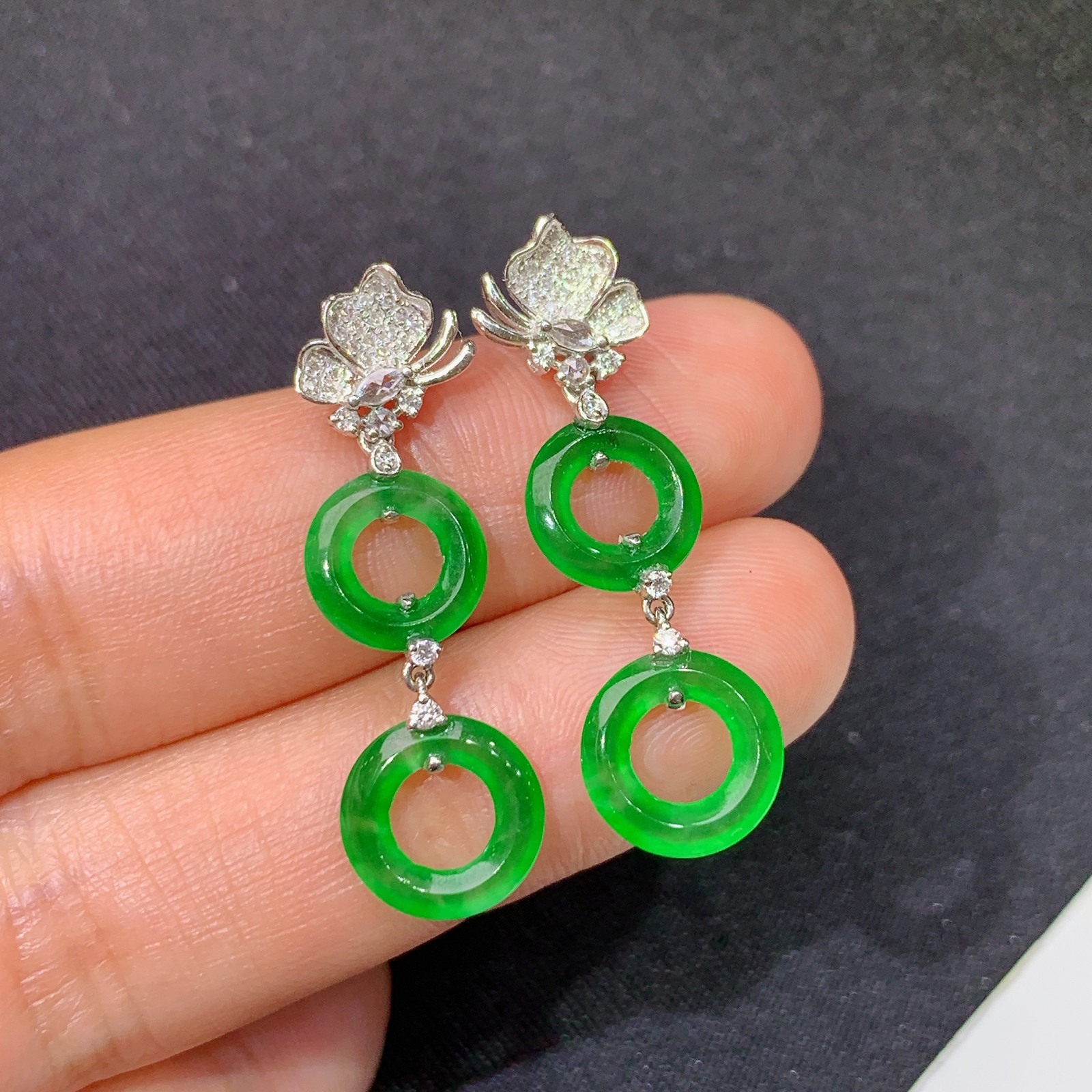 冰阳绿甜甜圈耳坠，18k金镶嵌，款式新颖，冰润色阳，种水足，Xy 尺寸30.9*9.2*1.3