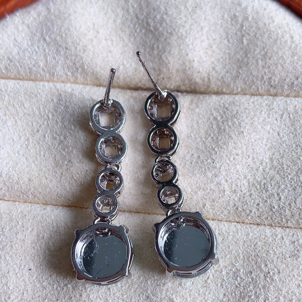 冰满绿翡翠925银镶嵌耳钉，自然光实拍，翠色灵动，颜色漂亮，种老水足，品相佳，佩戴佳品！W481.8  取一整体尺寸：25.8-8-4.3mm  裸石尺寸：8mm