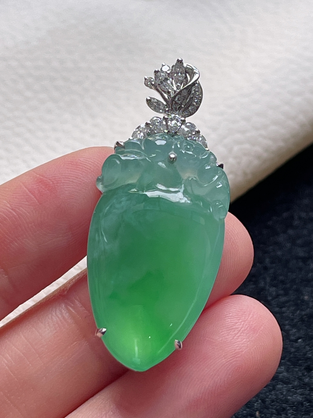 18k金翡翠冰糯种浅绿色福瓜挂件