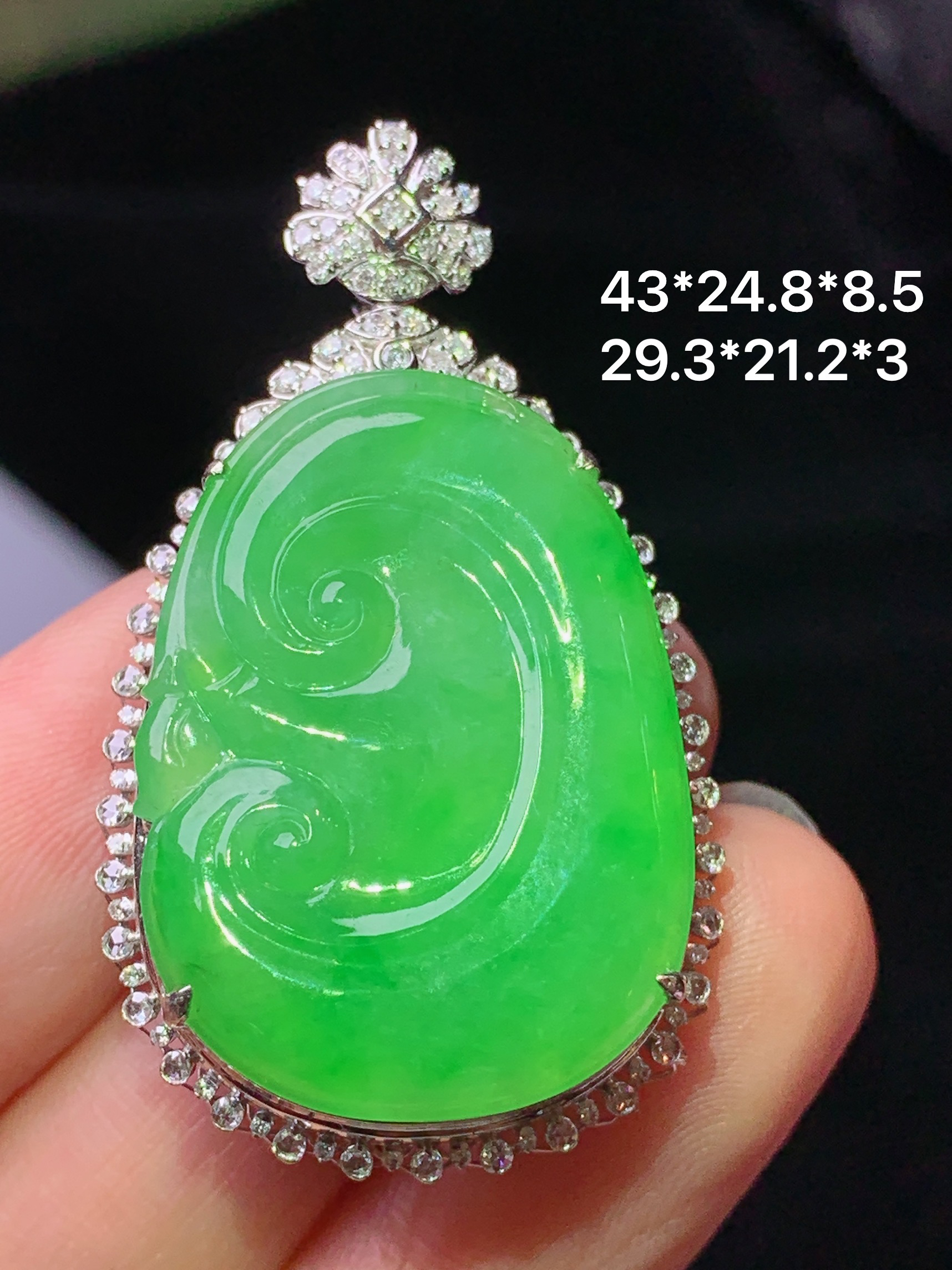 18k金钻镶嵌翠绿如意吊坠 玉质细腻 色泽艳丽清新 水润亮眼 整体尺寸43*24.8*8.5j2