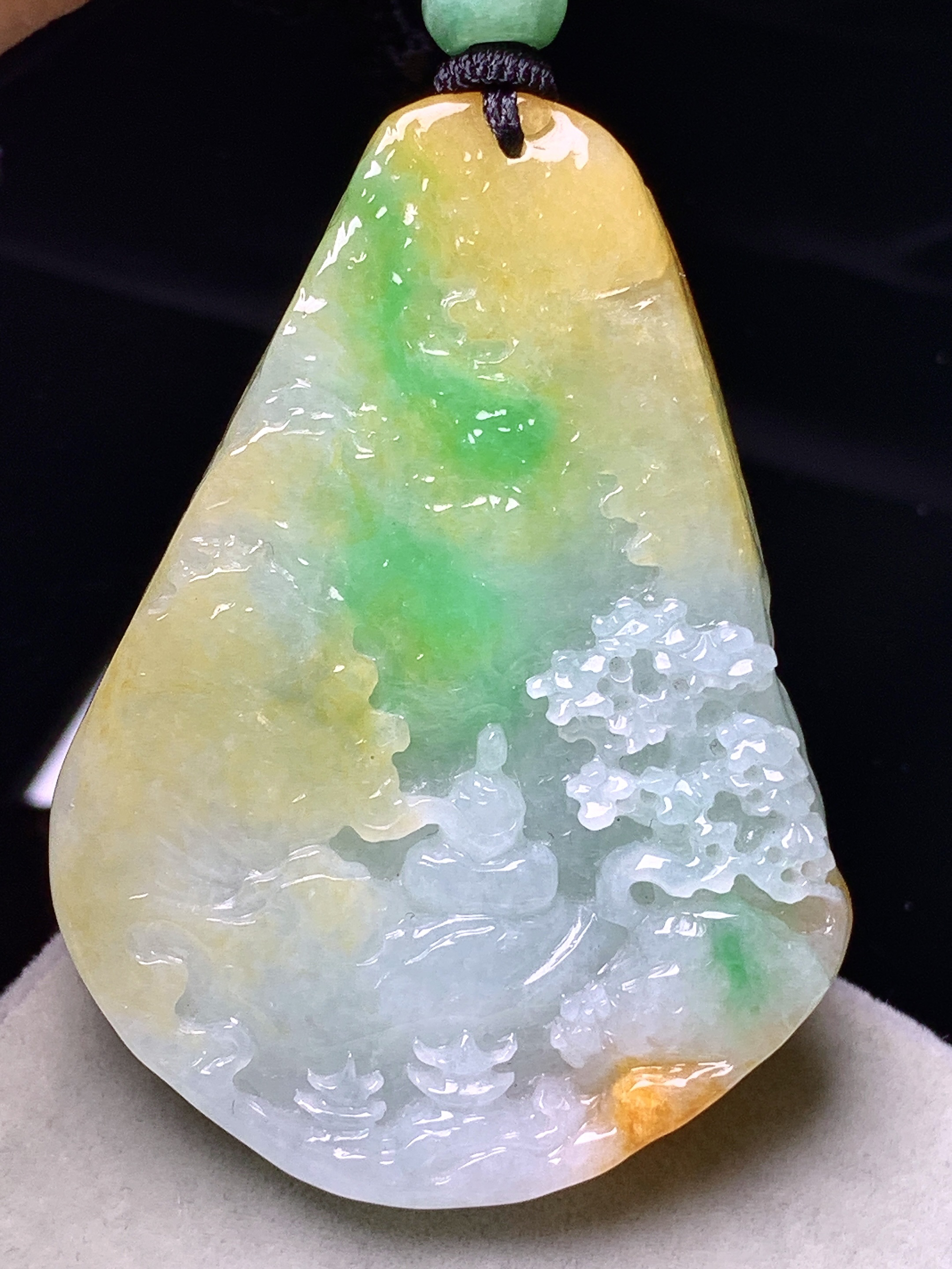 飘绿黄翡山水悟道牌吊坠 玉质细腻 色泽艳丽清新 水润亮眼 整体尺寸58*42.5*7.5w1
