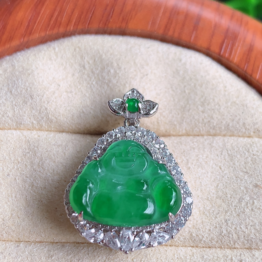 冰润满绿925银饰佛公挂件 玉质细腻  精雕弥勒佛，笑佛福耳垂肩，面相喜庆，开怀大笑，憨态可掬。惟妙惟肖，寓意福禄双全，吉祥美满，笑口常开 W502.8  整体尺寸：26.8-19-10mm  裸石尺寸：12.8-16.3mm