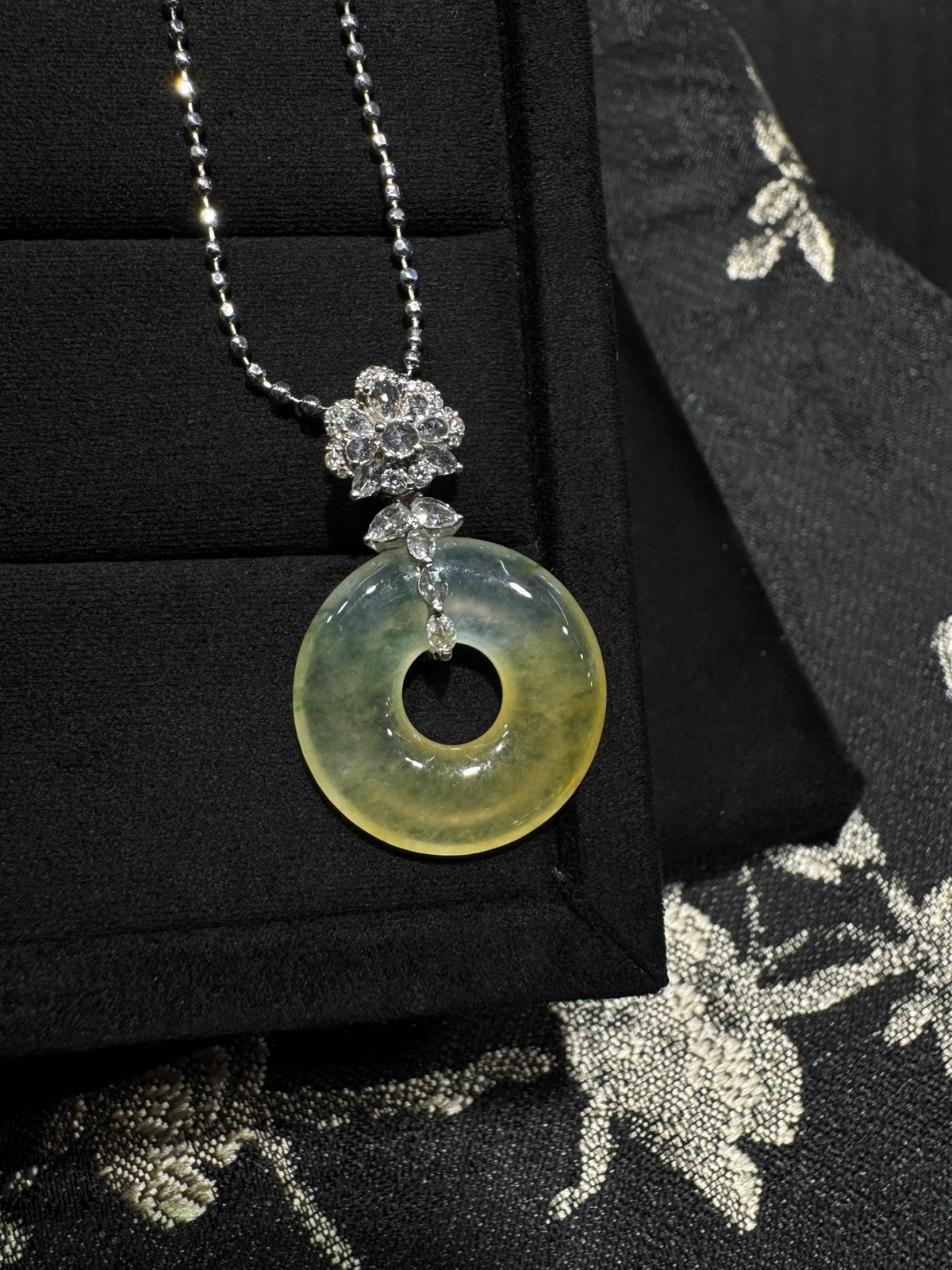 冰种黄翡平安扣 种老冰润

色彩绚丽的柠檬黄 平安圆满

整体29.6 裸19-3.2