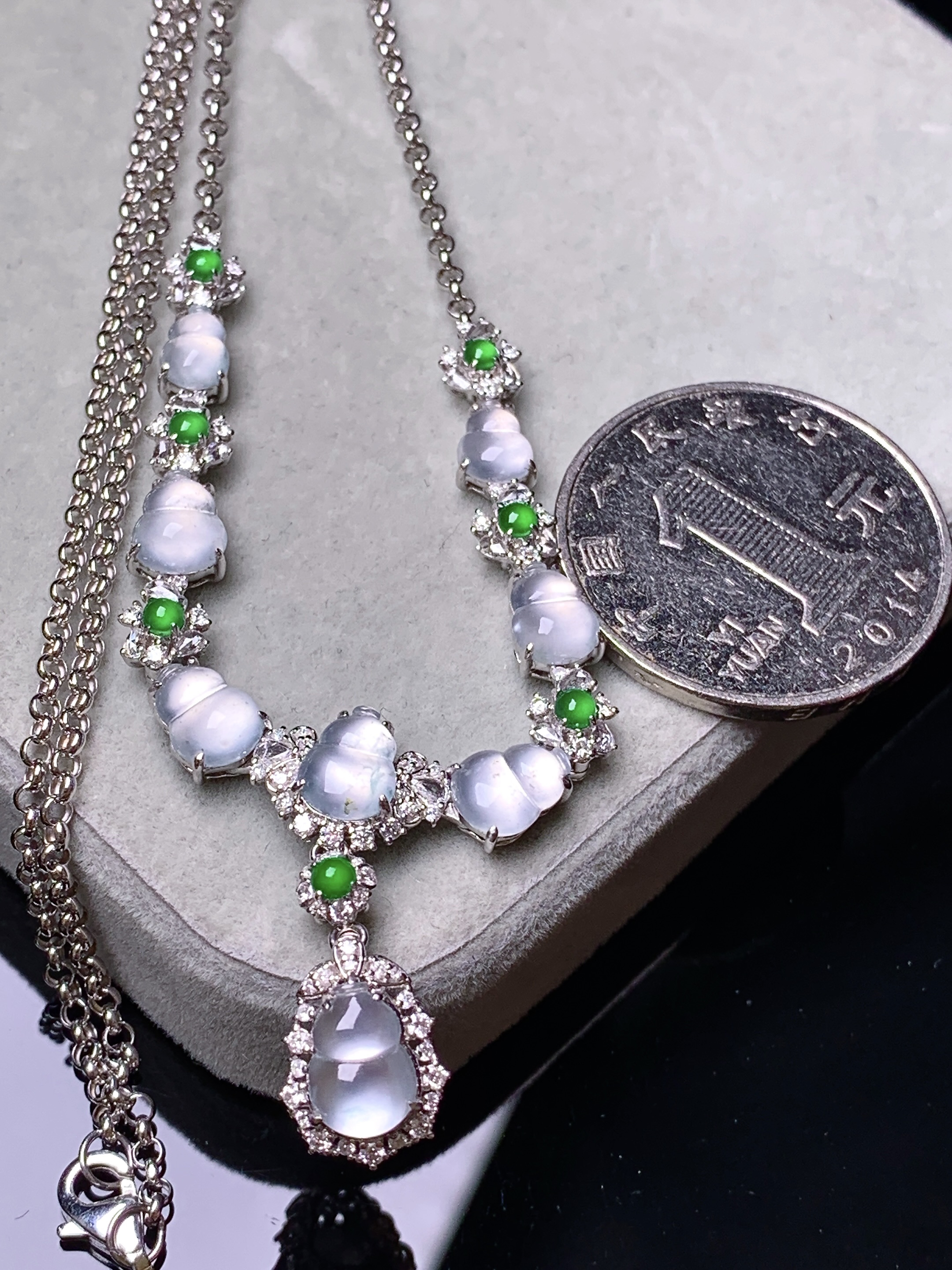 18k金钻镶嵌冰种葫芦锁骨项链 玉质细腻 色泽艳丽清新 水润亮眼 整体尺寸60*9.2*5.8m5