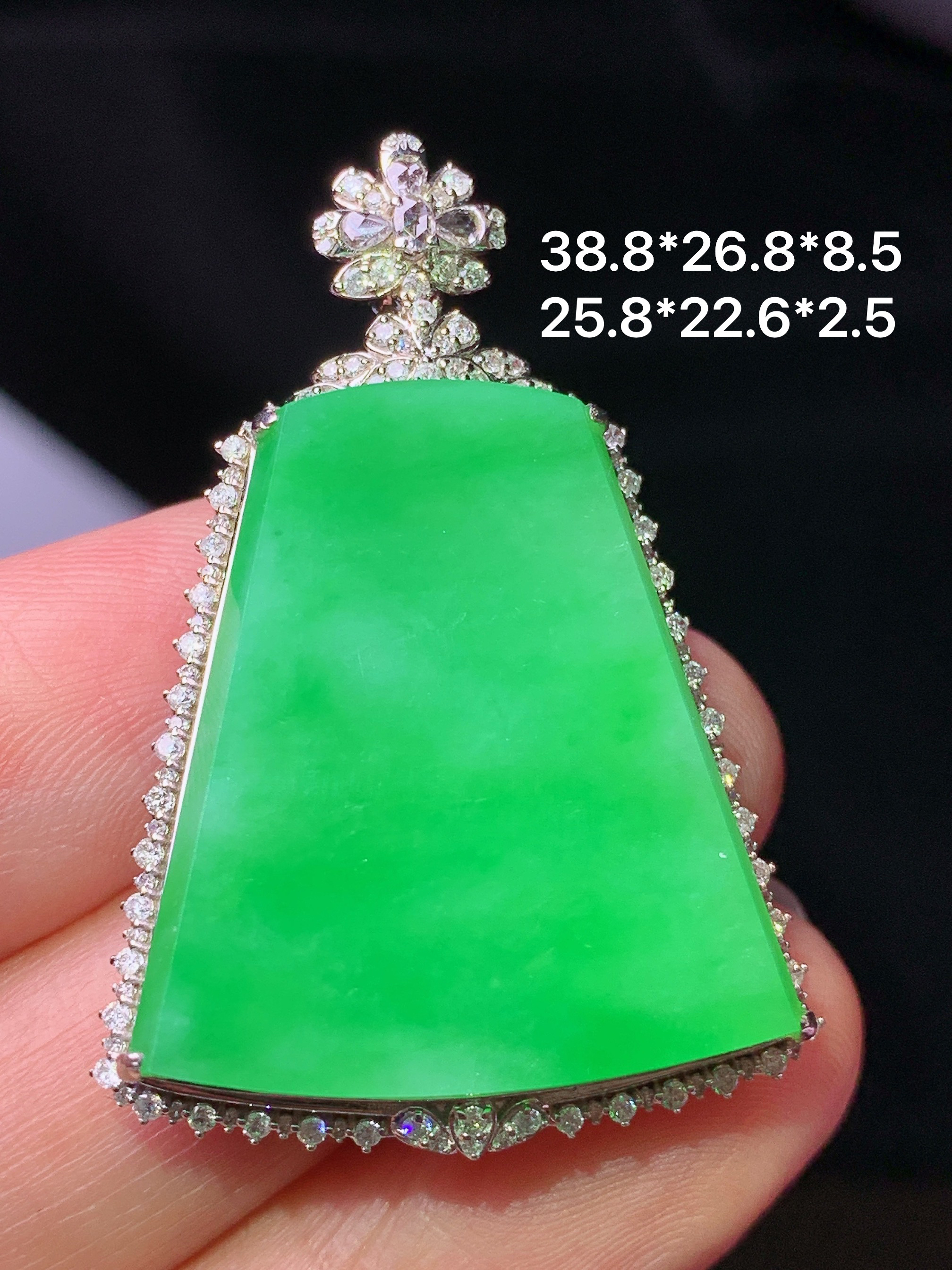 18k金钻镶嵌翠绿无事牌吊坠 玉质细腻 色泽艳丽清新 水润亮眼 整体尺寸38.8*26.8*8.5j2