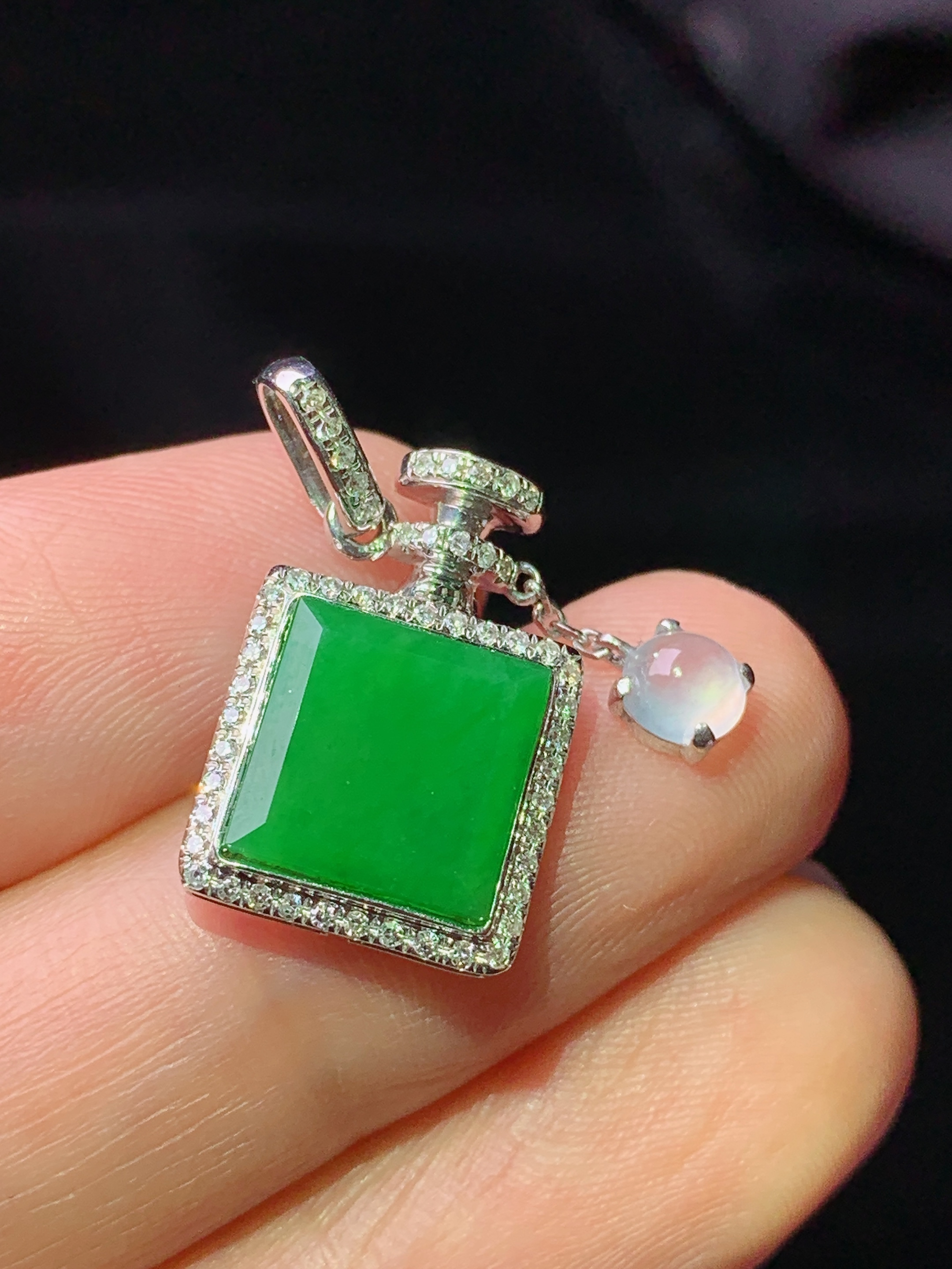 18k金钻镶嵌满绿无事牌吊坠 玉质细腻 色泽艳丽清新 水润亮眼 整体尺寸22.3*11.8*4j2