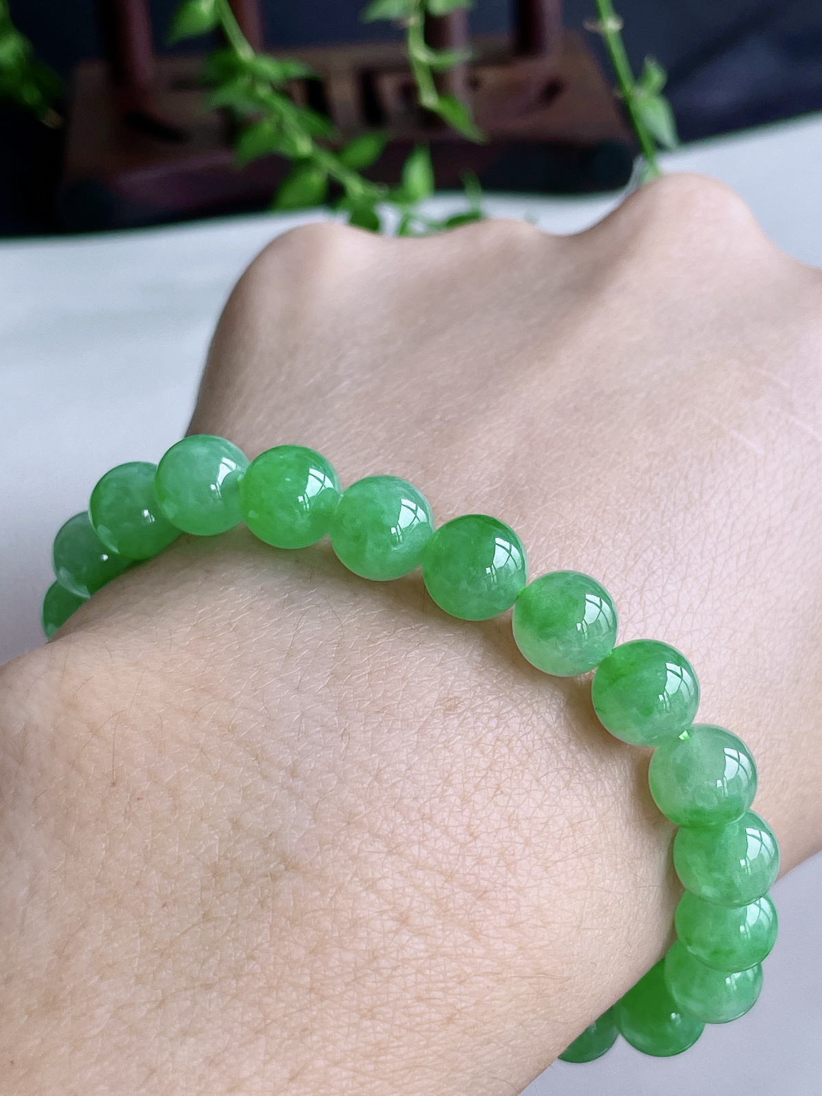 【珠子】冰阳绿手串圆珠珠子手串
【说明】缅料 性价比高  
【尺寸】8.5-8.3mm..