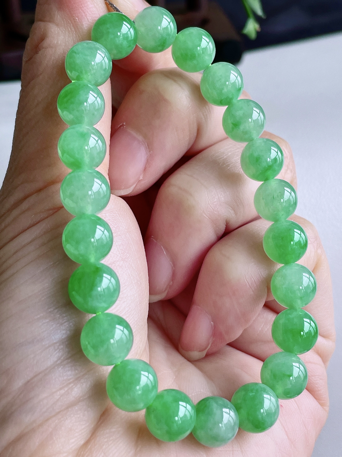 【珠子】冰阳绿手串圆珠珠子手串
【说明】缅料 性价比高  
【尺寸】8.5-8.3mm..