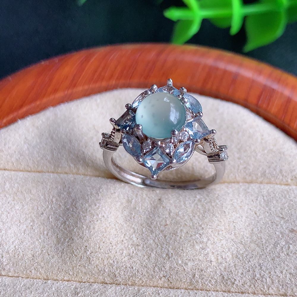 冰晴水精美蛋面翡翠戒指  玉质细腻  冰清玉润  飘花灵动  颜色漂亮  W502.8  内径尺寸：17-16-8.5mm  裸石尺寸：6.8mm