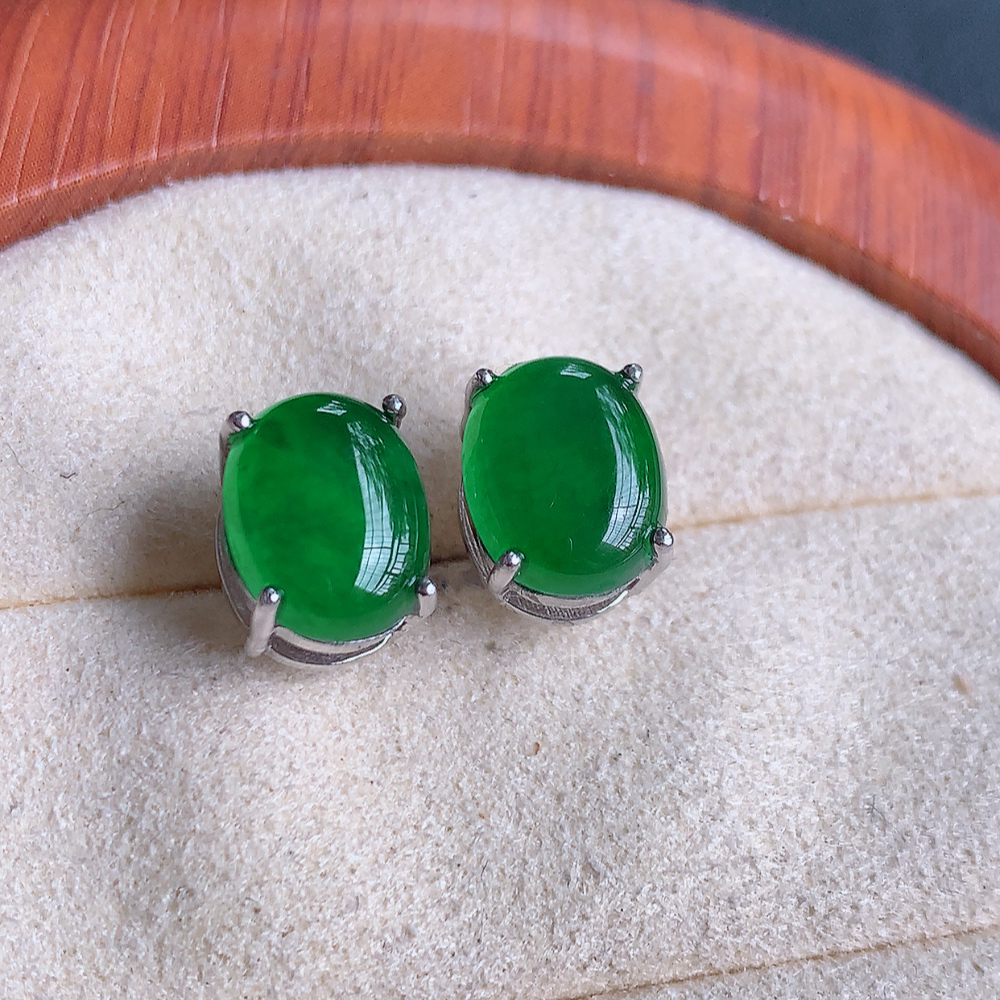 冰满绿翡翠925银镶嵌蛋面耳钉，自然光实拍，翠色灵动，颜色漂亮，种老水足，品相佳，佩戴佳品！W481.8  取一整体尺寸：9.6-7.8-5.6mm  裸石尺寸：9.6-7.8mm