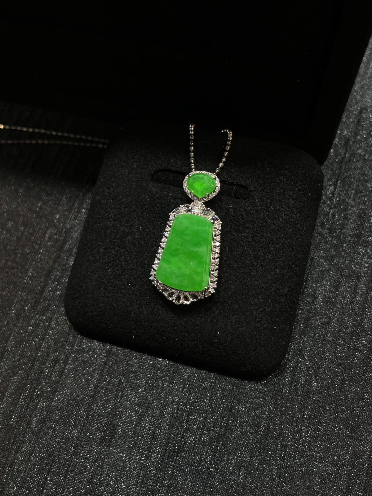 满色 阳绿 飘色花 无事牌吊坠

18k金镶嵌