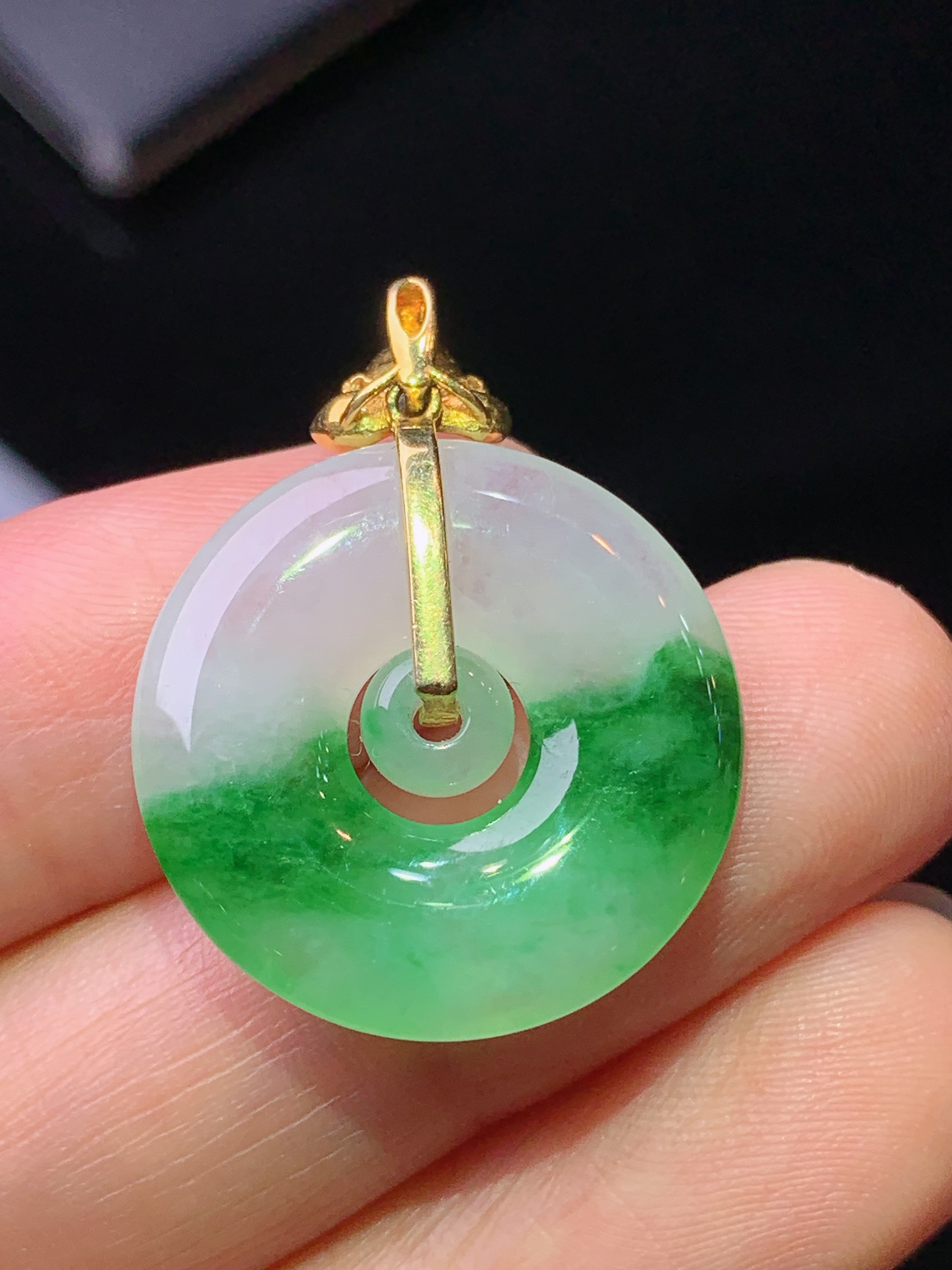 18k金钻镶嵌飘绿子母扣吊坠 玉质细腻 色泽艳丽清新 水润亮眼 整体尺寸27.3*20.8*3.5m1