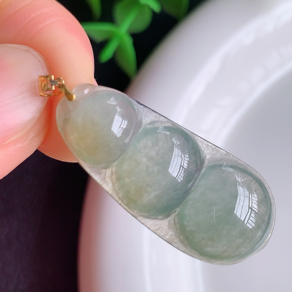 冰润飘黄翡福豆翡翠挂件，老种飘花  冰清玉洁  胶感十足  寓意“四季平安，福气满满”颜色鲜艳，清新自然，饱满通透   W49.8  尺寸：32.2-14-5mm