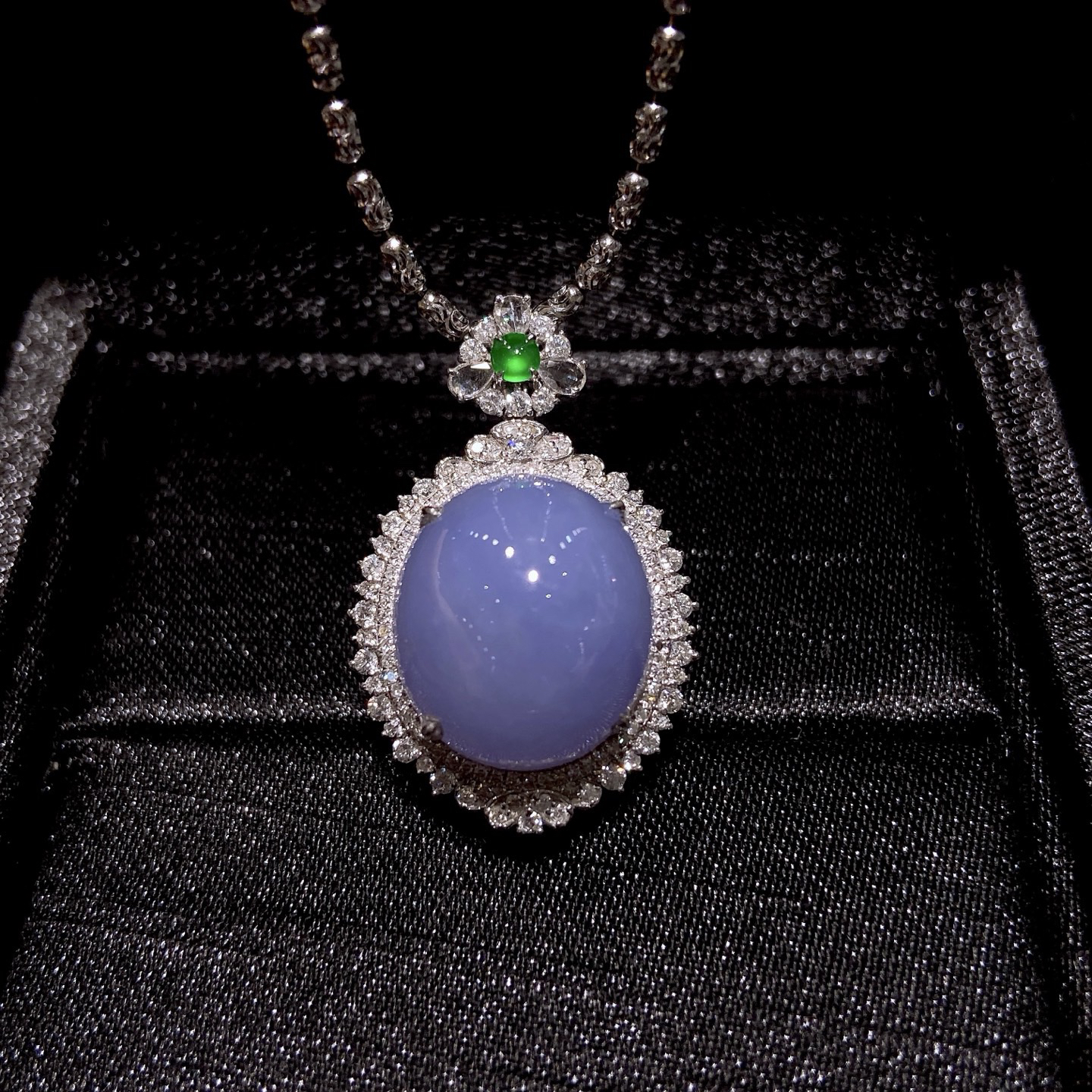 ｜冰种紫罗兰蛋面吊坠·

整体尺寸30.3-19.4-13.8毫米
裸石尺寸15.8-13.8-8