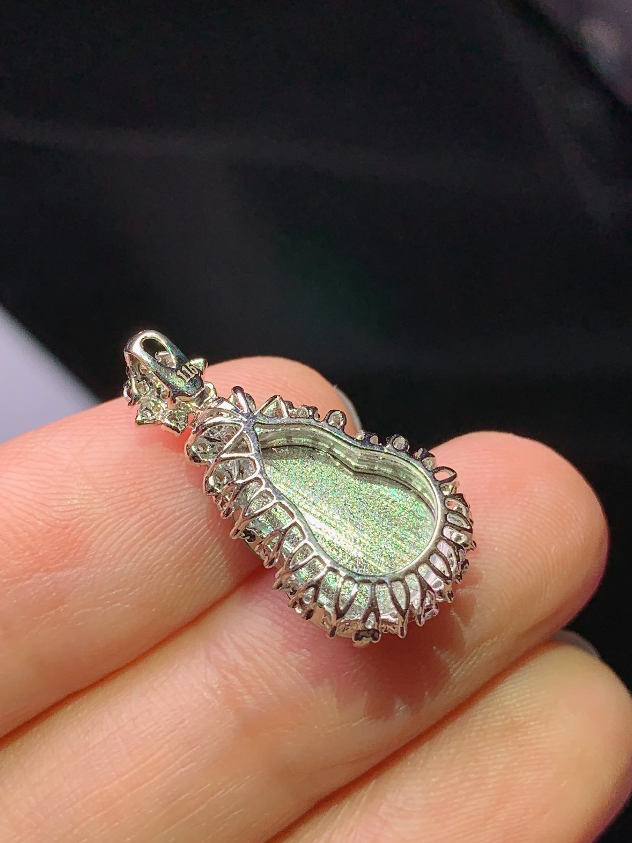 18k金钻镶嵌翠绿葫芦吊坠 玉质细腻 色泽艳丽清新 水润亮眼 整体尺寸22.5*12.2*8j2