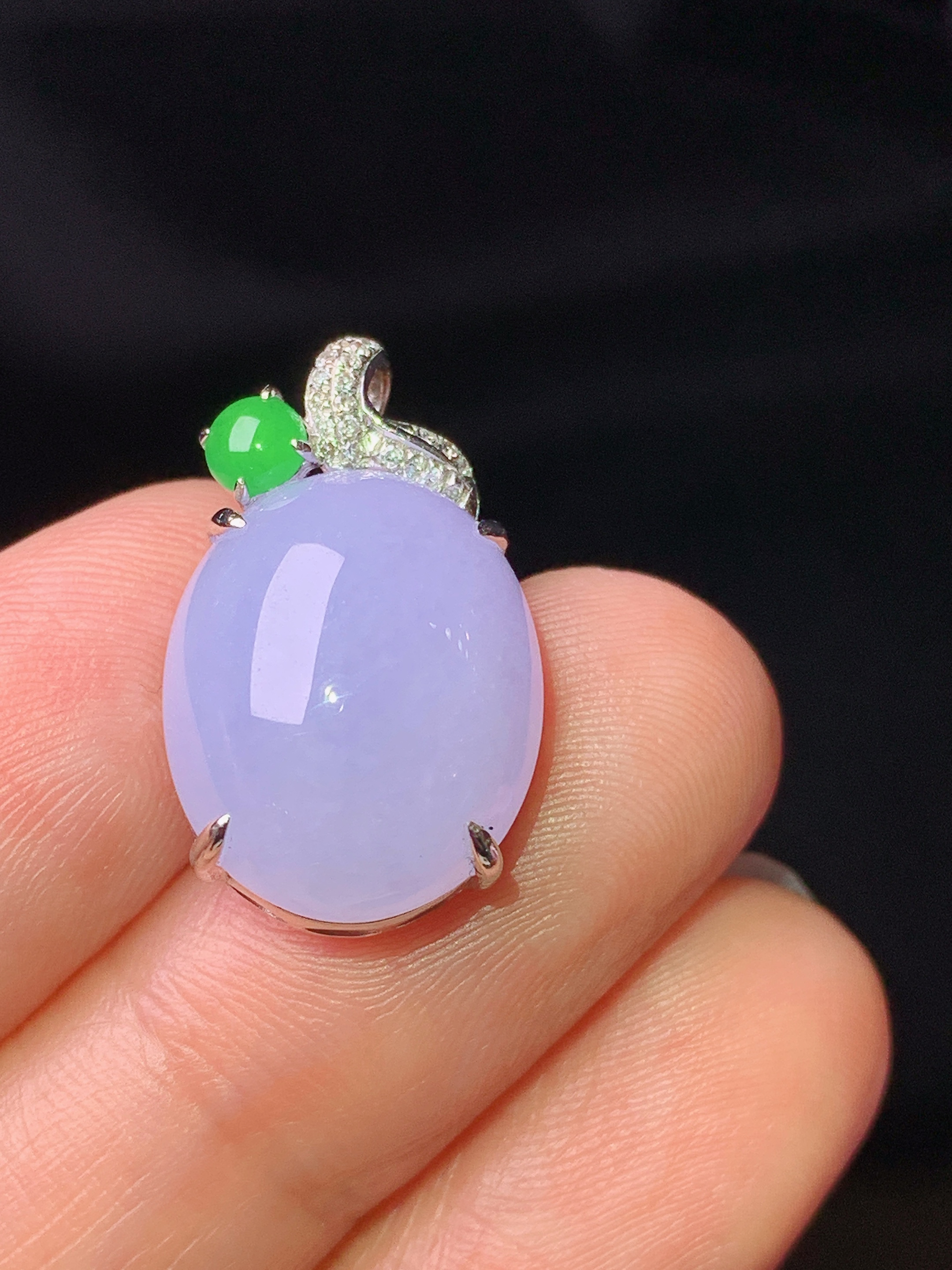 18k金钻镶嵌紫罗兰吊坠 玉质细腻 色泽艳丽清新 水润亮眼 整体尺寸20.6*12.3*8