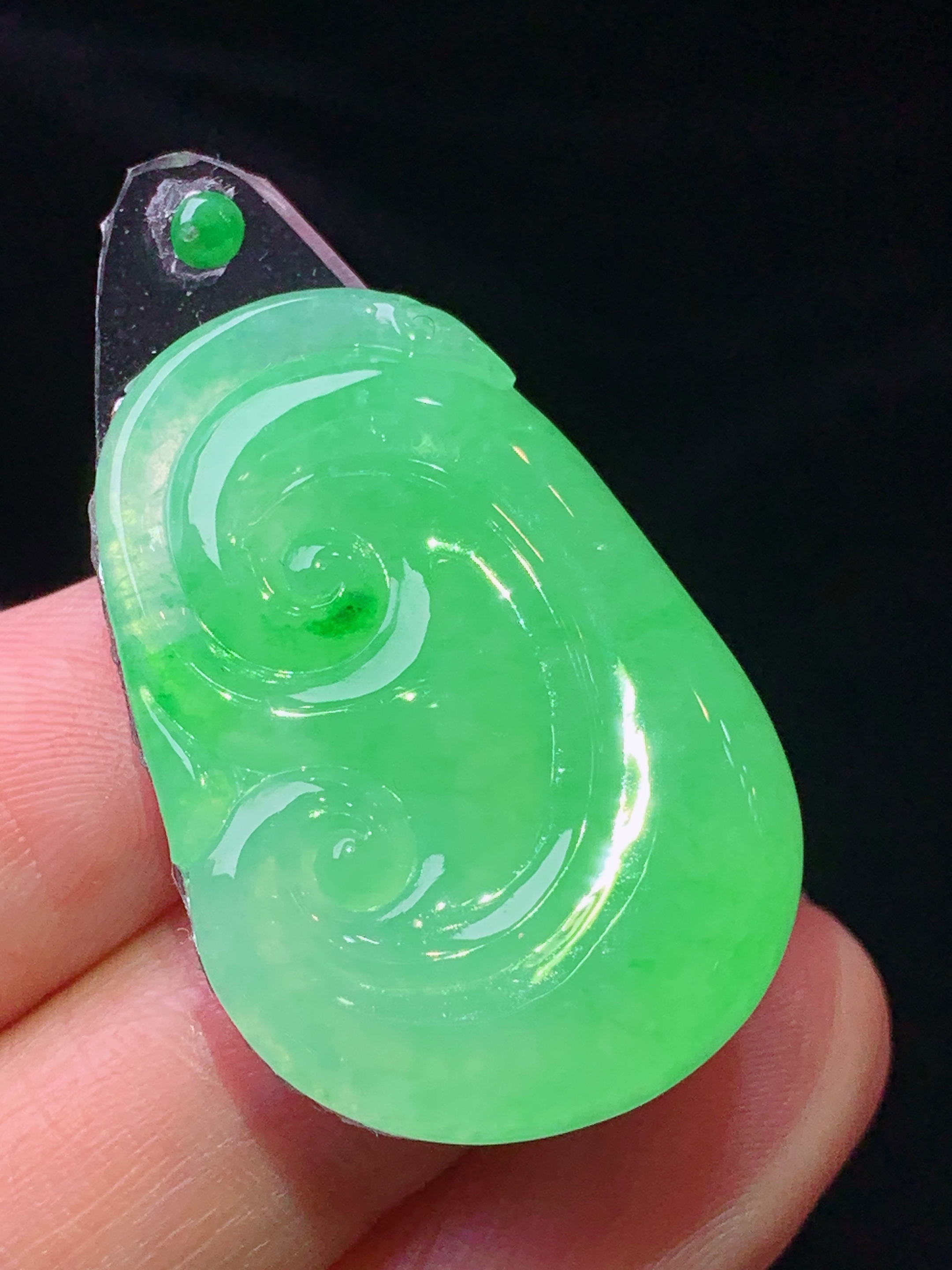 镶嵌款 翠绿如意吊坠 玉质细腻 色泽艳丽清新 水润亮眼 整体尺寸32.3*22.4*4.5*2x