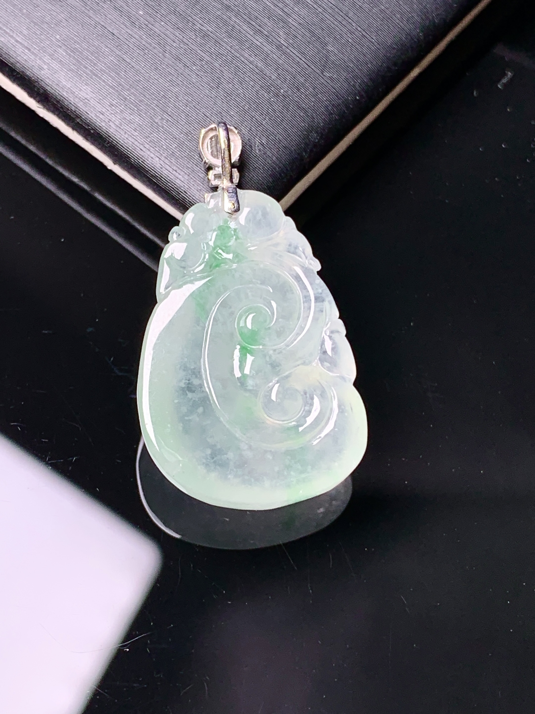 18k金钻镶嵌冰种飘绿如意吊坠 玉质细腻 色泽艳丽清新 水润亮眼 整体尺寸27.7*15.7*6.2e1