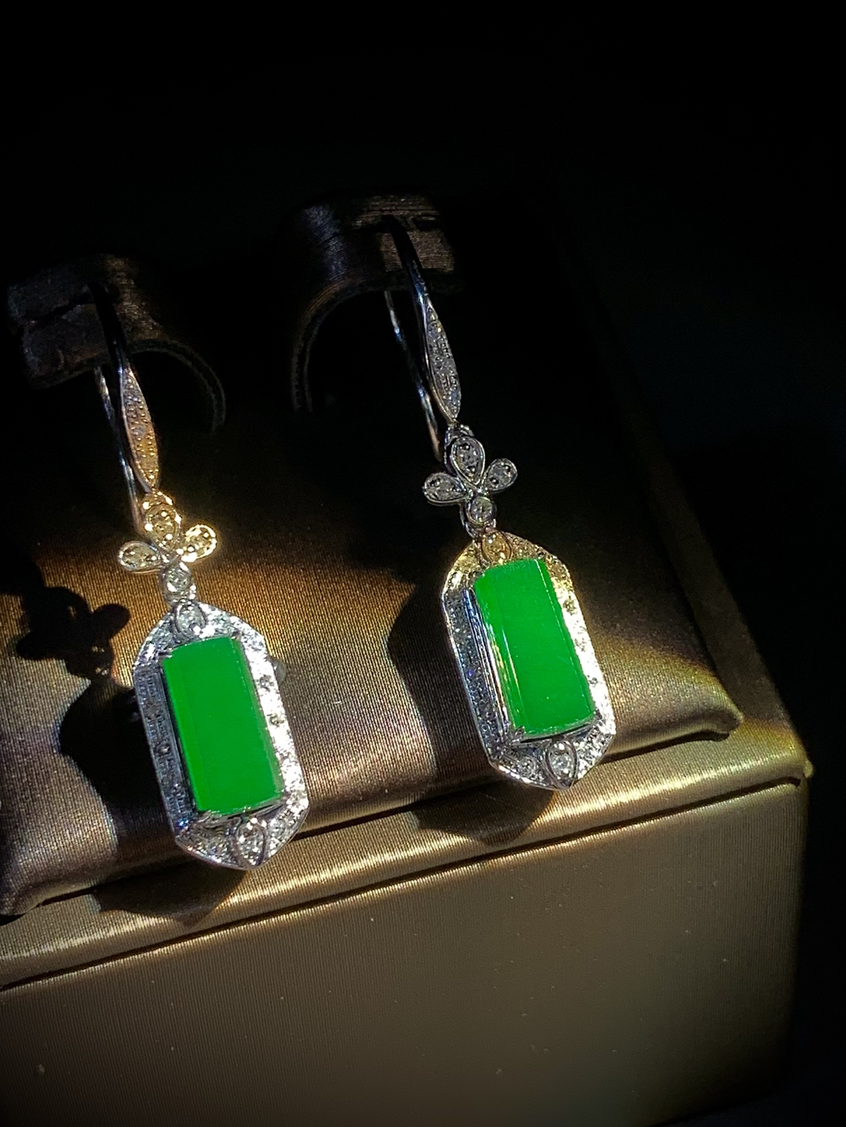 小无事牌耳钩耳坠，
裸石9.6-4.6-2mm，
整体36-8-6mm，4.48g，
18K金，南非钻，