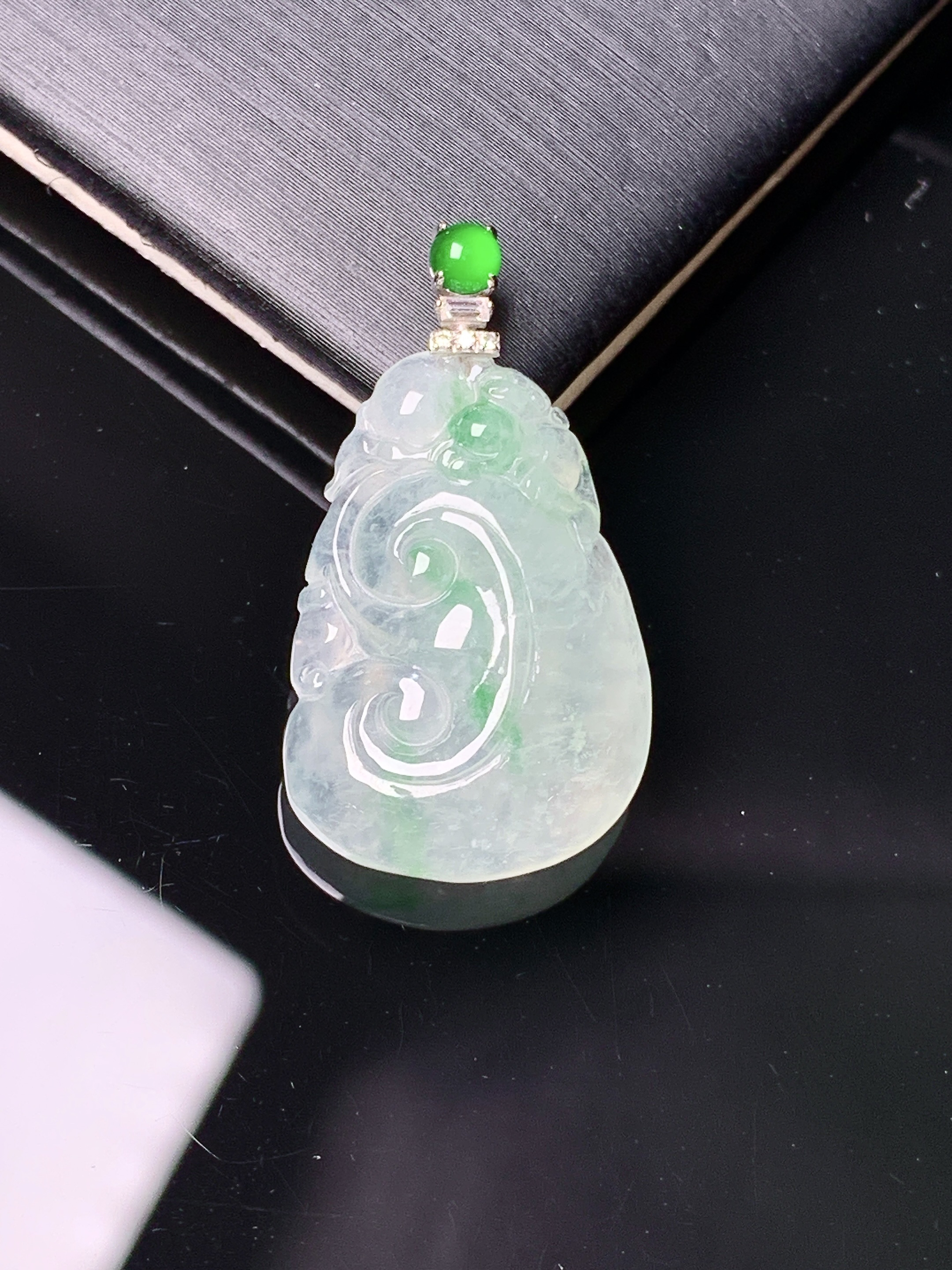 18k金钻镶嵌冰种飘绿如意吊坠 玉质细腻 色泽艳丽清新 水润亮眼 整体尺寸27.7*15.7*6.2e1