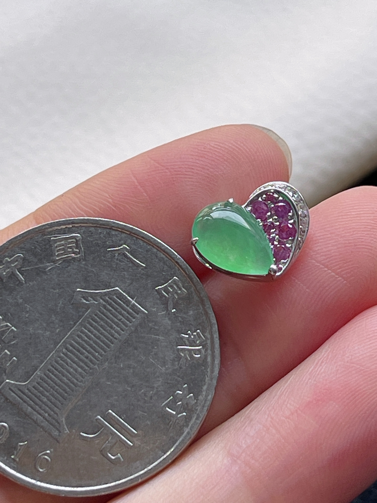 18k金翡翠冰糯种浅绿色爱心精致挂件