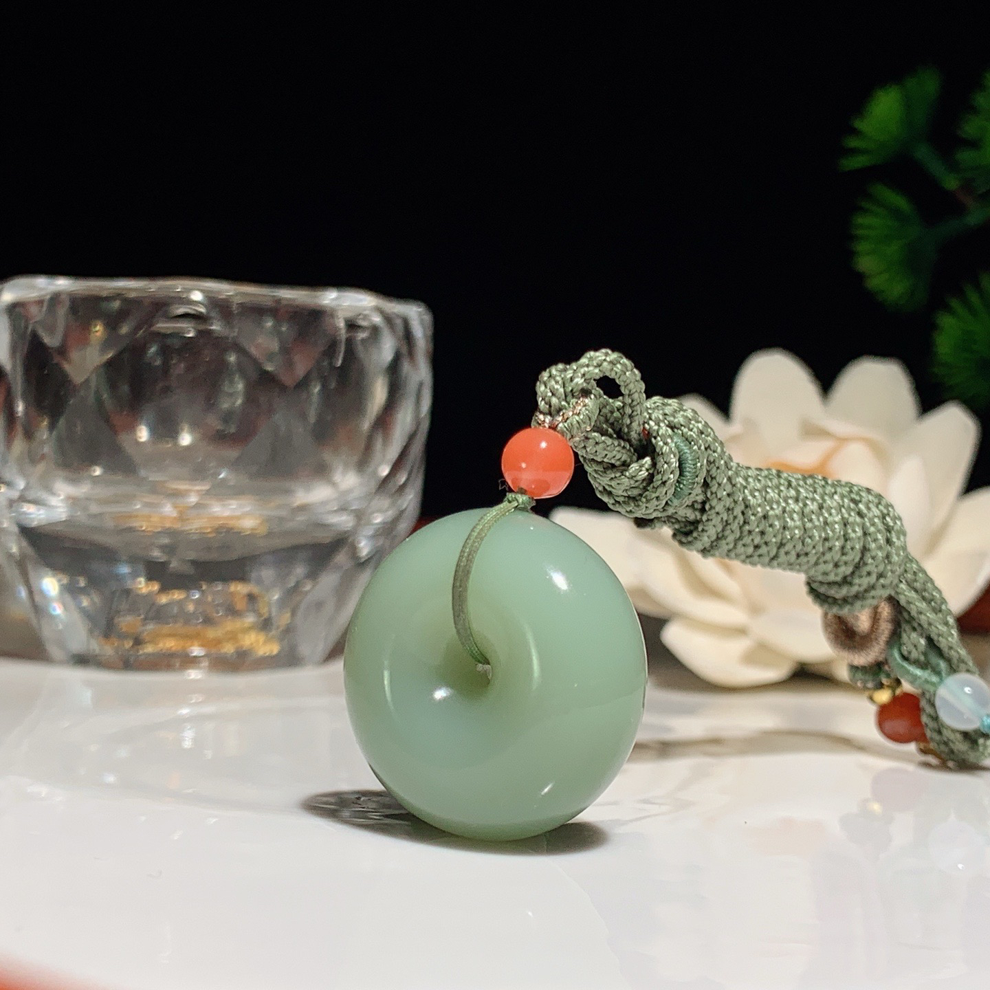 和田玉粉青俄罗斯碧玉平安扣挂件。尺寸25/12重17克 玉质细腻油润 底色纯净 脂粉好，品质好。lt260407