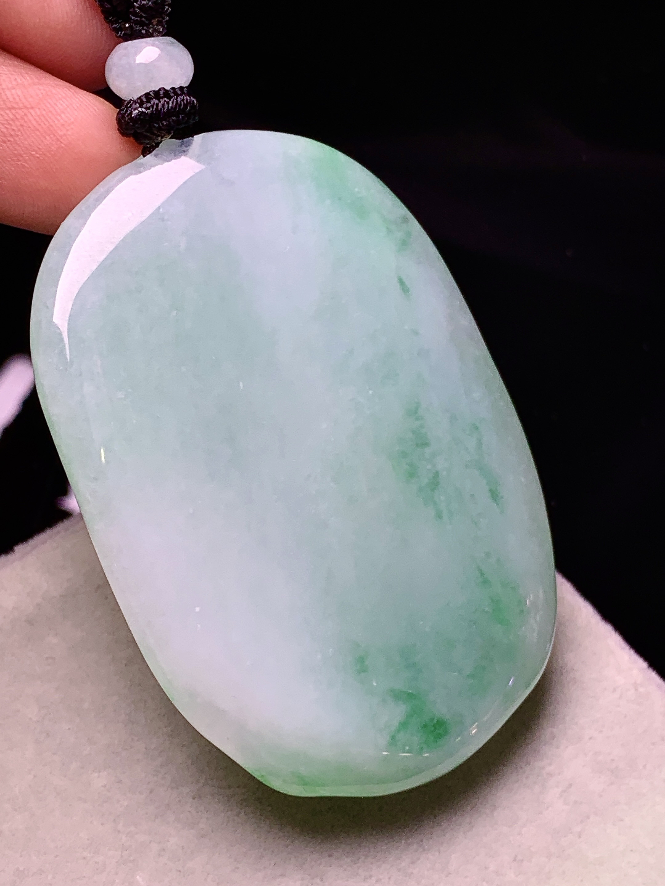 飘绿观音菩萨吊坠 玉质细腻 色泽艳丽清新 水润亮眼 整体尺寸53.5*39.3*10.2w1