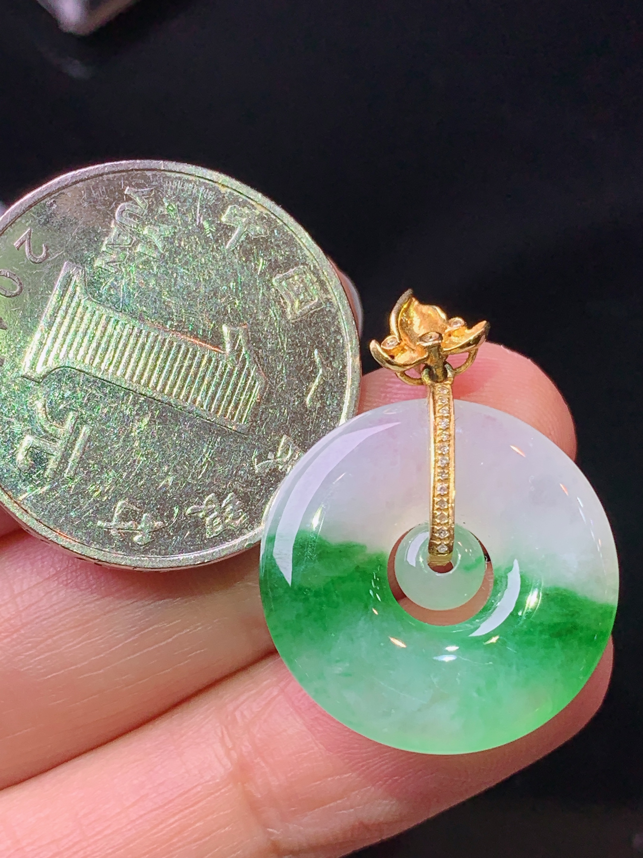 18k金钻镶嵌飘绿子母扣吊坠 玉质细腻 色泽艳丽清新 水润亮眼 整体尺寸27.3*20.8*3.5m1