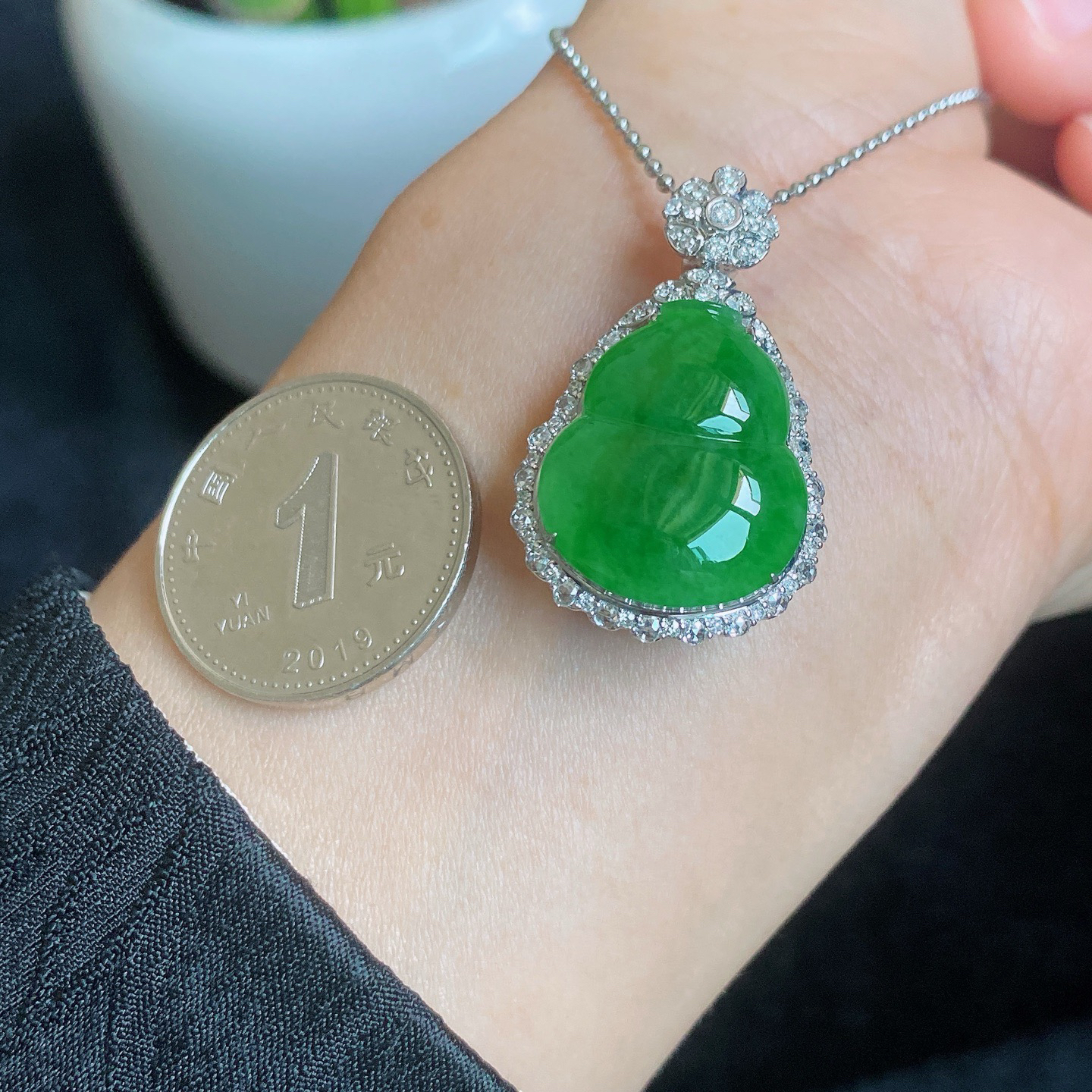 冰阳绿葫芦吊坠 
种好肉细，精致简约
饱满可爱，18k金镶嵌
尺寸如图一  实物更美～