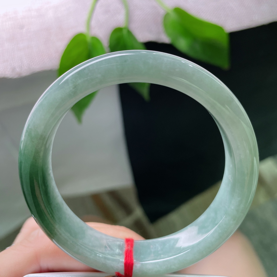 56.8/12.7/8.3，油青正圈，颜色由浅入深，过渡自然光，佩戴典雅