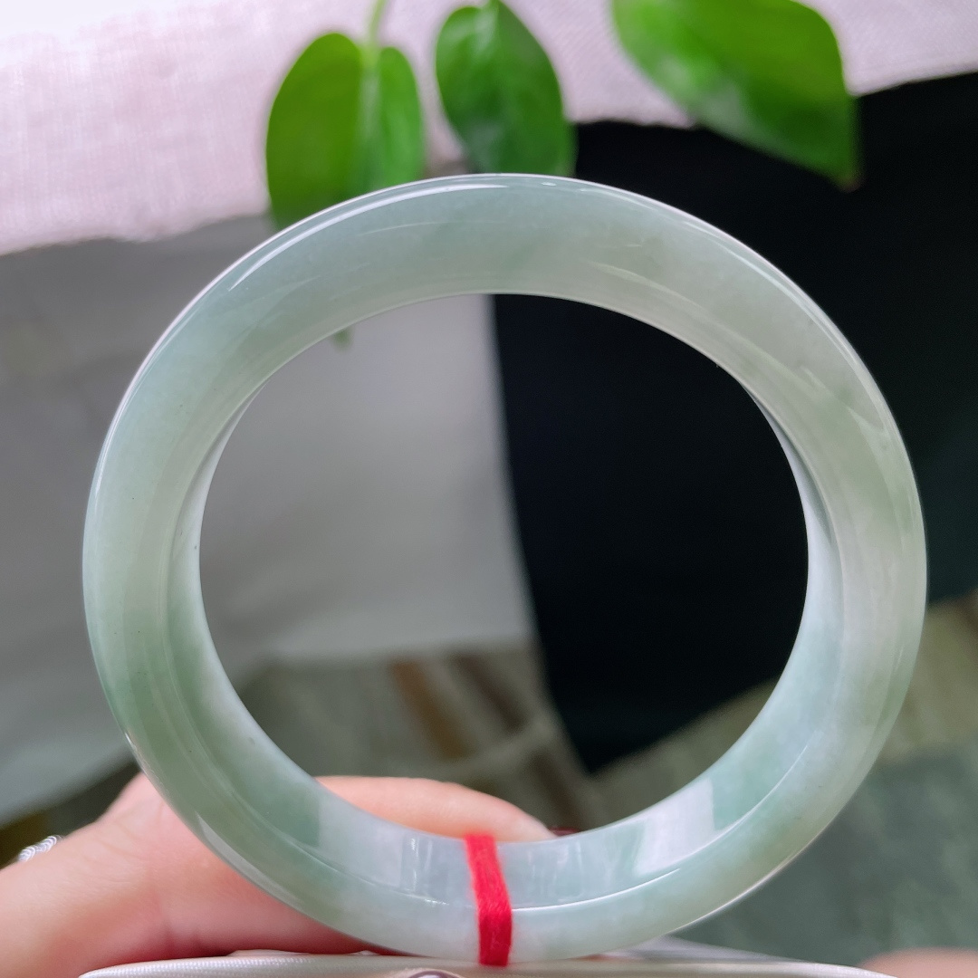 54.3/11.8/8.2，浅绿底正圈，水头好，种老，颜色深深浅浅，别有一番风味，ss46693a