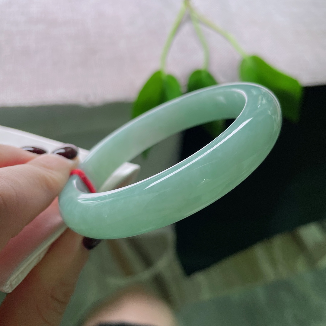 58/12.2/8.5绿底正圈，水润，质地温润细腻，干净清爽，柔美动人