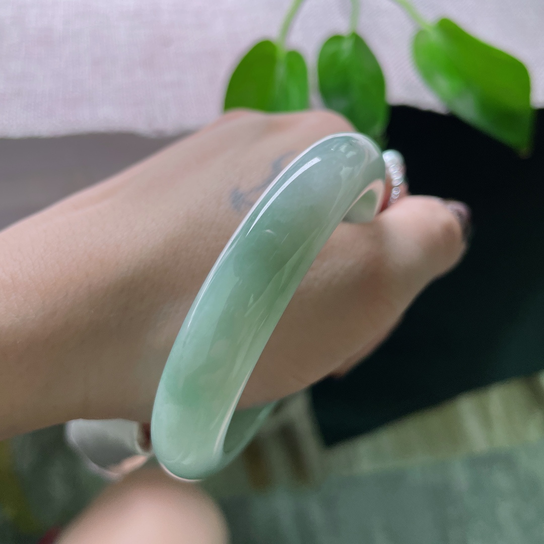 54.3/11.8/8.2，浅绿底正圈，水头好，种老，颜色深深浅浅，别有一番风味，ss46693a