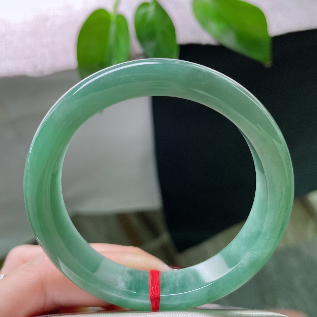 54.5/12/7.8，绿底正圈，水润，质地温润细腻，心若向绿，处处青山。一点皮纹，ss50144a