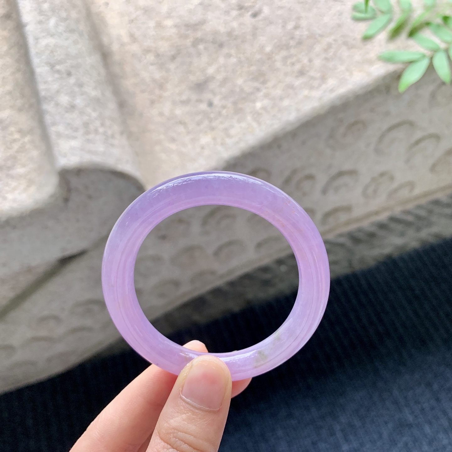 贵妃51 52 【圈口】52.7/47/8.6/8.7 【编码】T3041047 【描述】冰糯艳紫，水润，种老，细腻，无纹裂