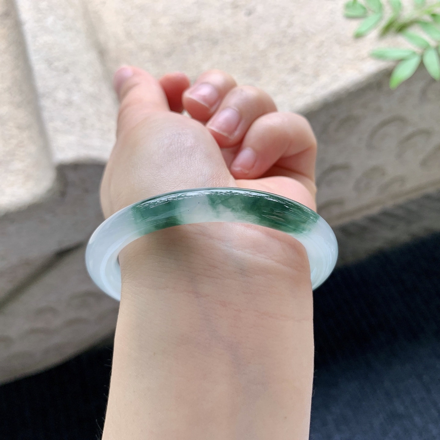 圆条52 53【圈口】53.2/7.6/8【编码】A4041012【描述】冰飘绿，清透，水润，种老，细腻，打灯有絮线