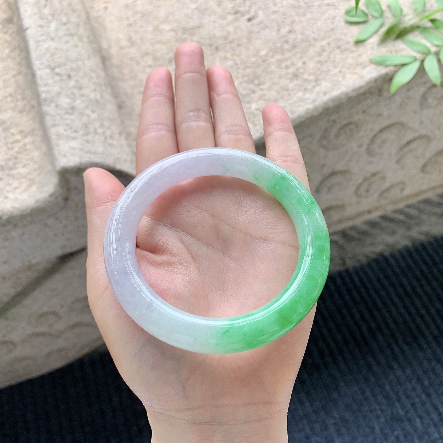 圆条57 58 【圈口】58/10.2/10.6 【编码】HT041026 【描述】冰糯辣阳绿，色辣，水润，种老，细腻，打灯有棉线