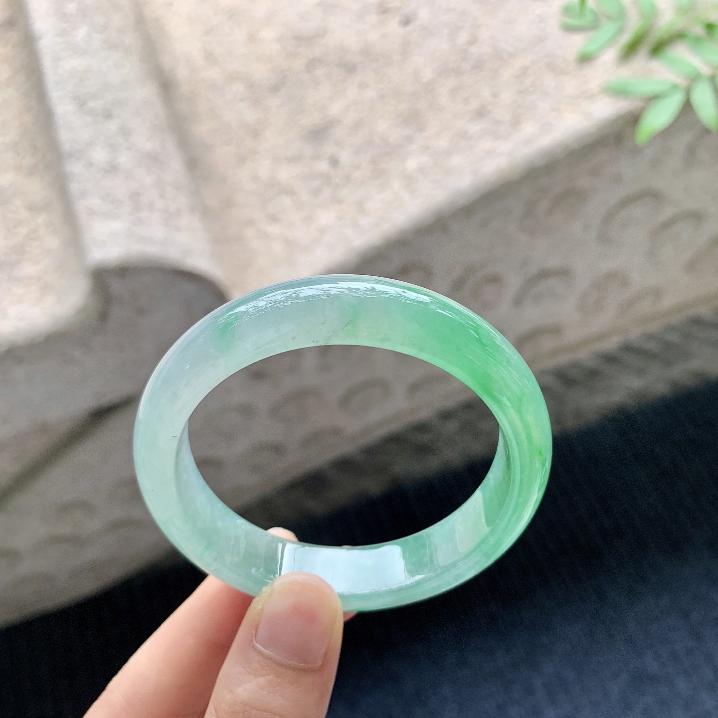 正圈50 51 【圈口】51.5/12/7.2 【编码】A1041041 【描述】糯冰飘绿，水润，种老，细腻，有纹线