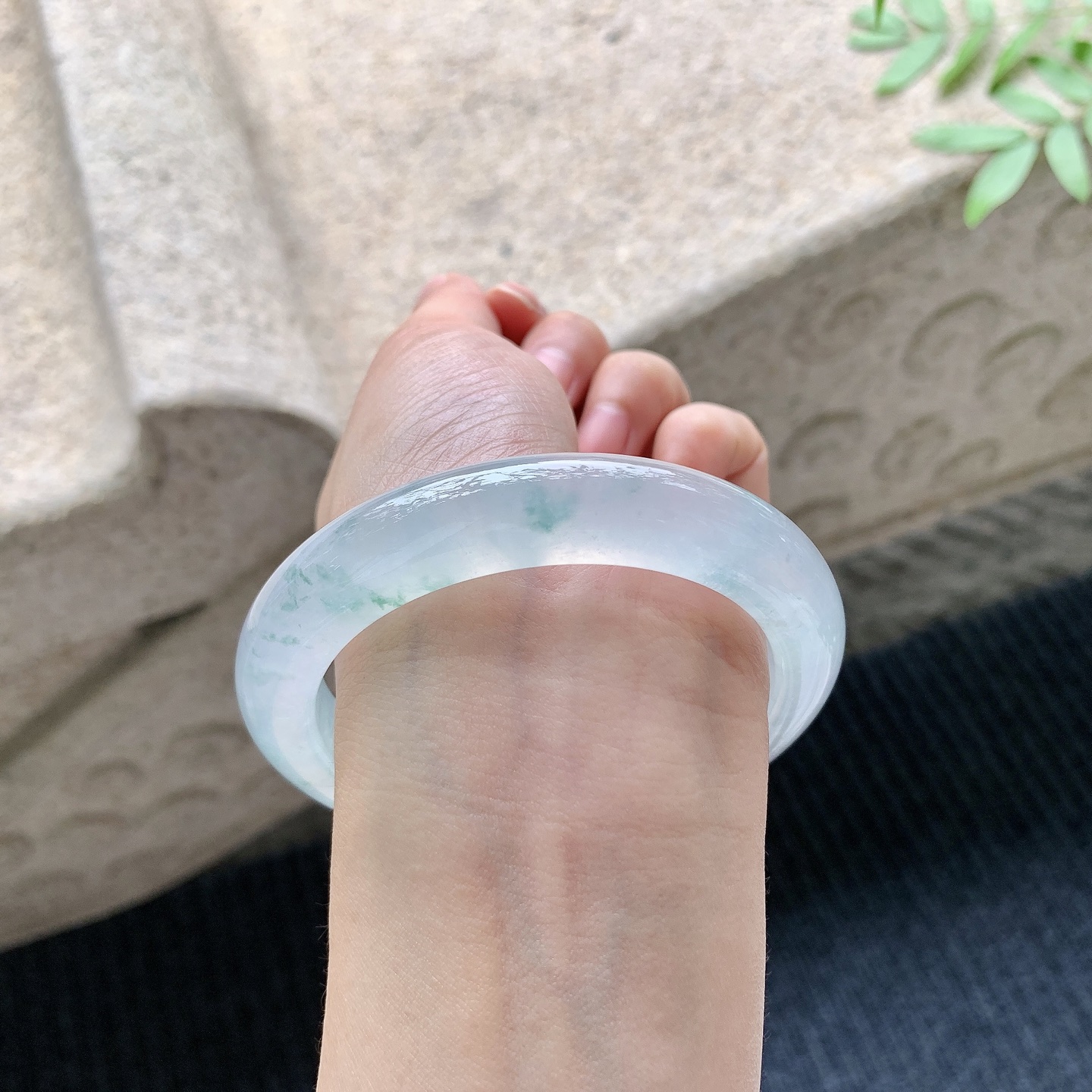 正圈58 59 【圈口】59.2/12.4/10.2 【编码】T9041032 【描述】冰种飘花，清透，水润，种老，细腻，打灯有絮线