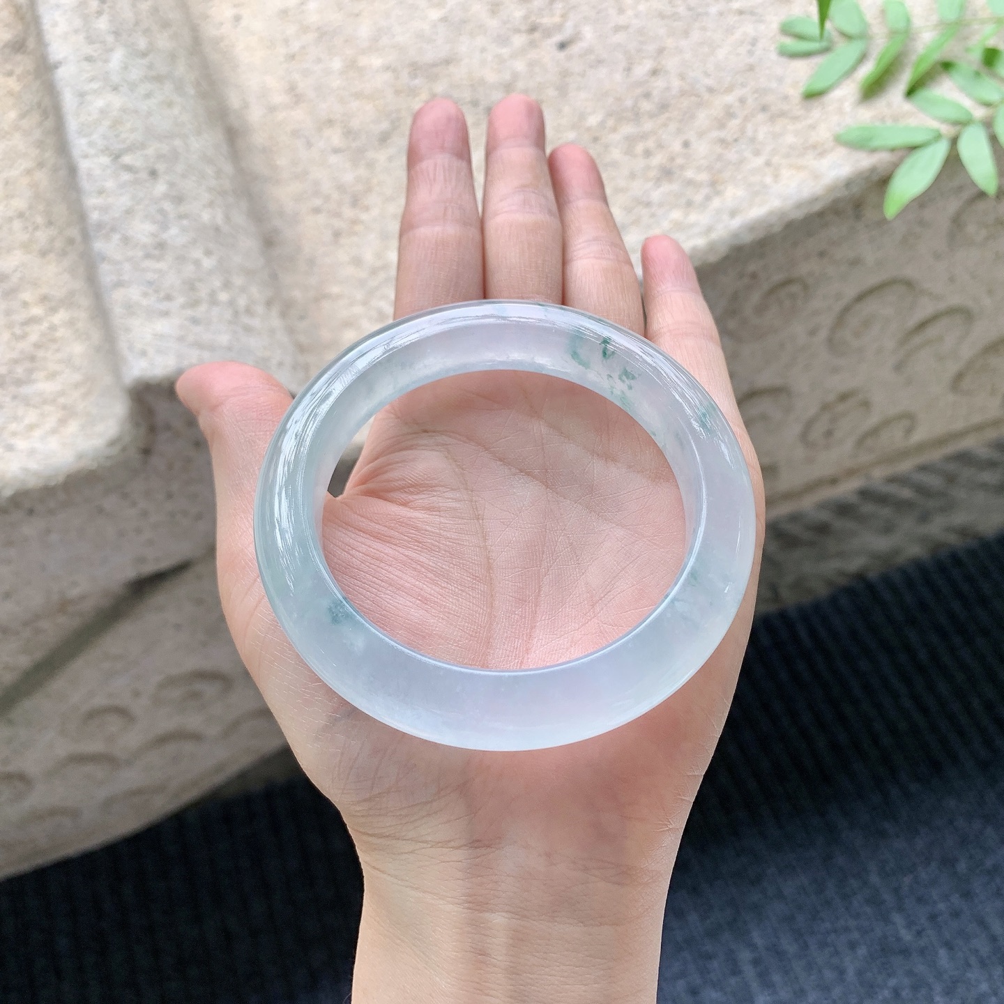 正圈58 59 【圈口】59.2/12.4/10.2 【编码】T9041032 【描述】冰种飘花，清透，水润，种老，细腻，打灯有絮线