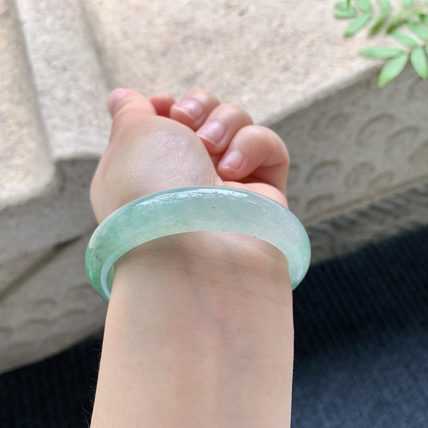 正圈50 51 【圈口】51.5/12/7.2 【编码】A1041041 【描述】糯冰飘绿，水润，种老，细腻，有纹线