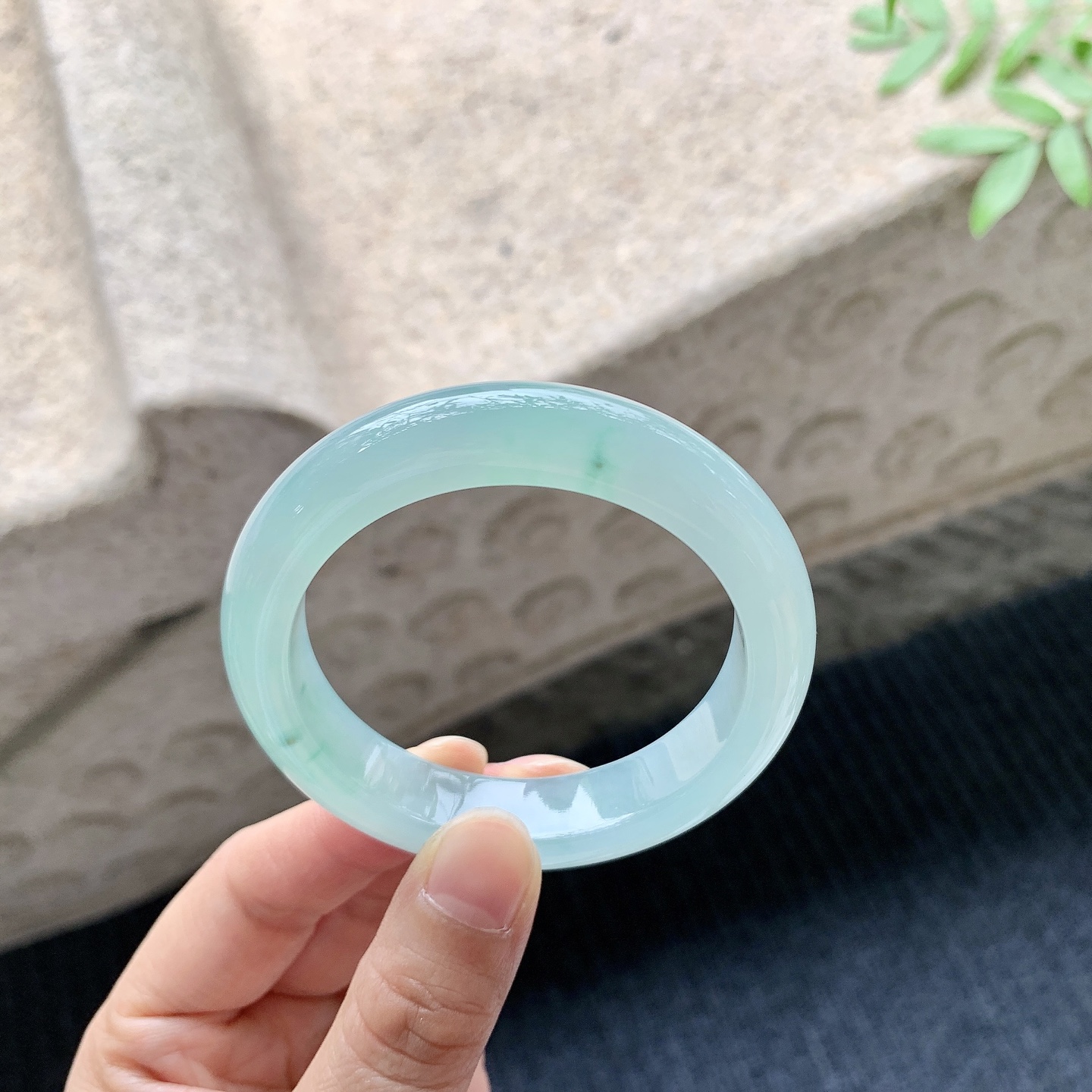 正圈49 50 【圈口】50.1/11.6/8.4 【编码】DZ041022 【描述】冰糯晴绿，水润，种老，细腻，打灯有絮线