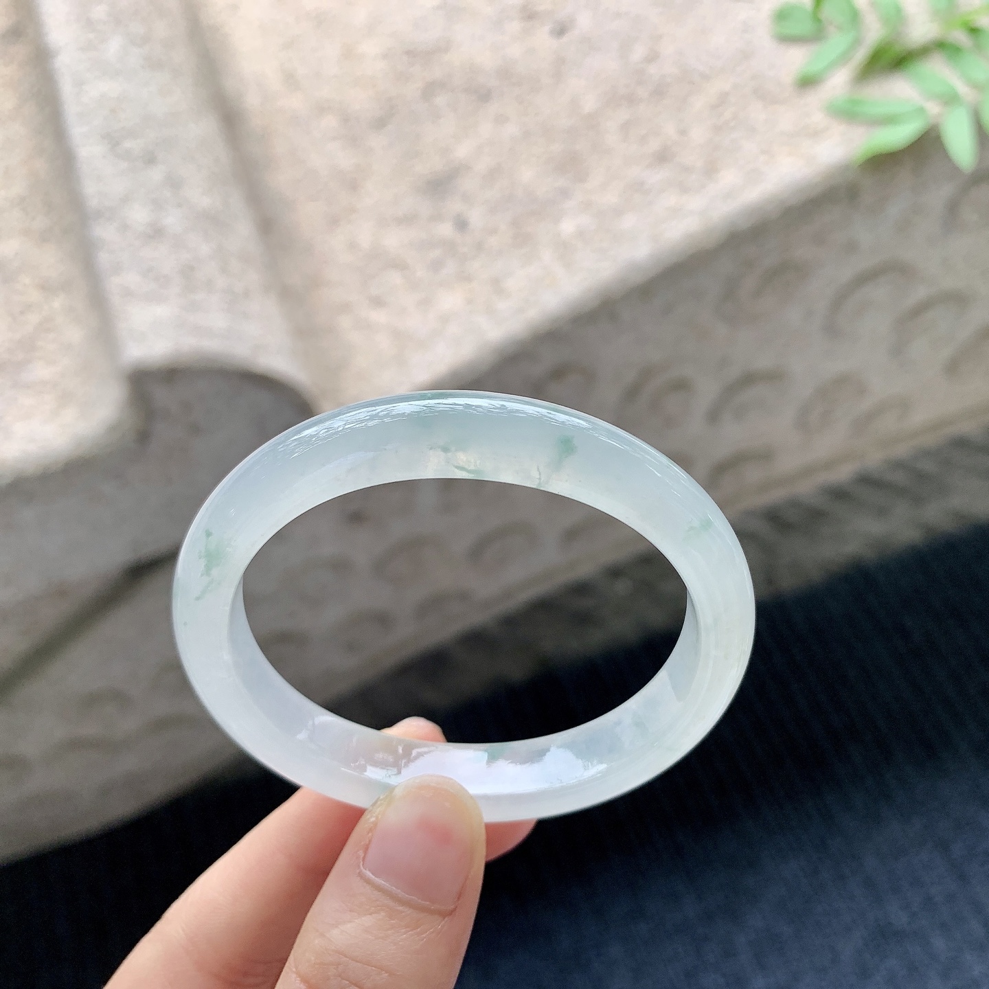 贵妃51 52 【圈口】52.3/45/10/7 【编码】DZ041021 【描述】糯冰飘花，水润，种老，细腻，无纹裂