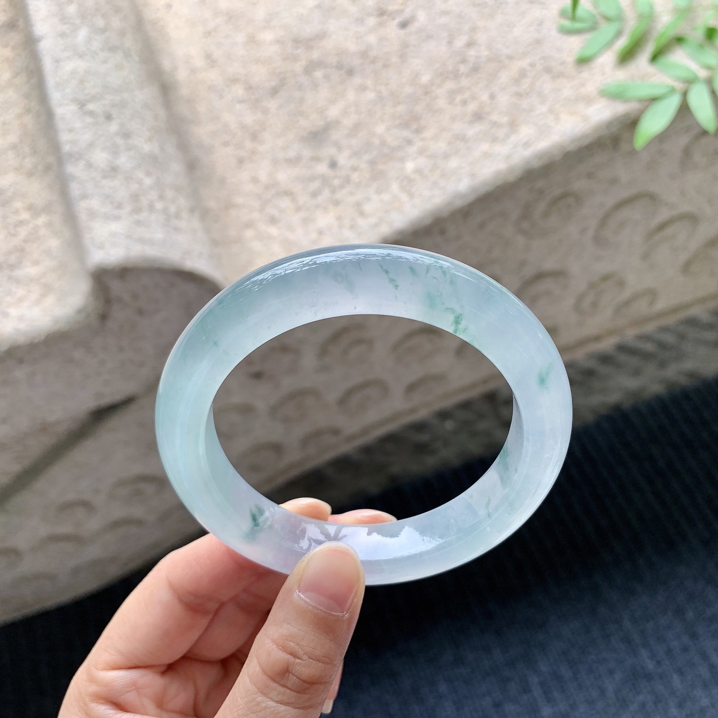 正圈58 59 【圈口】59.2/12.4/10.2 【编码】T9041032 【描述】冰种飘花，清透，水润，种老，细腻，打灯有絮线