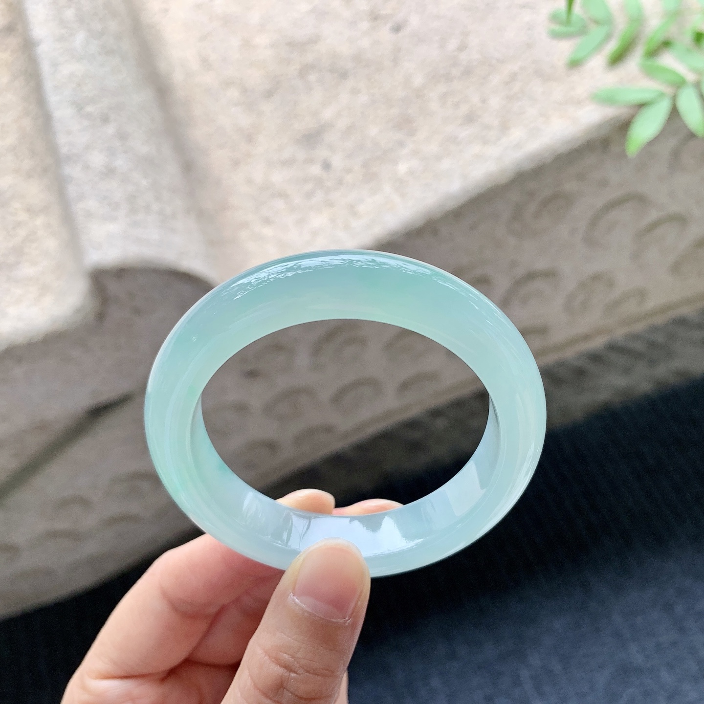 正圈49 50 【圈口】50.1/11.6/8.4 【编码】DZ041022 【描述】冰糯晴绿，水润，种老，细腻，打灯有絮线