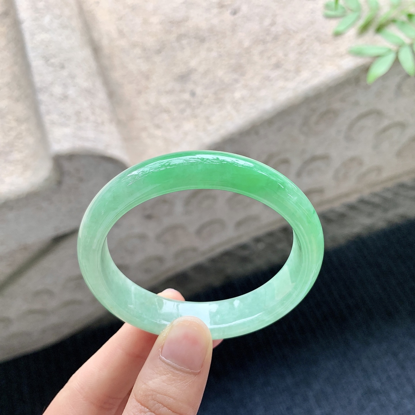 贵妃53 54 【圈口】54/47/13/7.2 【编码】A1041044 【描述】糯冰辣阳绿，水润，种老，细腻，打灯有棉线