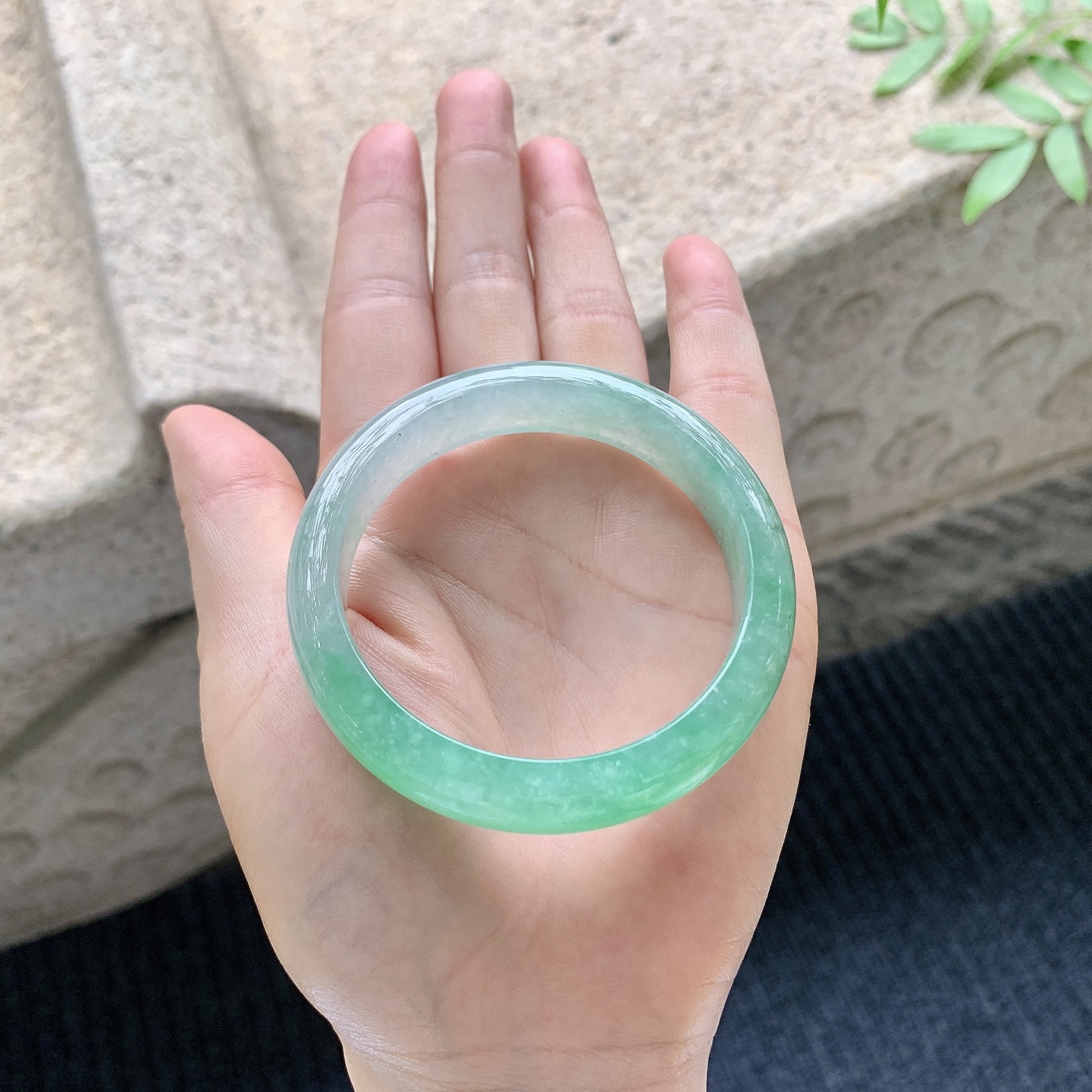 正圈50 51 【圈口】51.5/12/7.2 【编码】A1041041 【描述】糯冰飘绿，水润，种老，细腻，有纹线